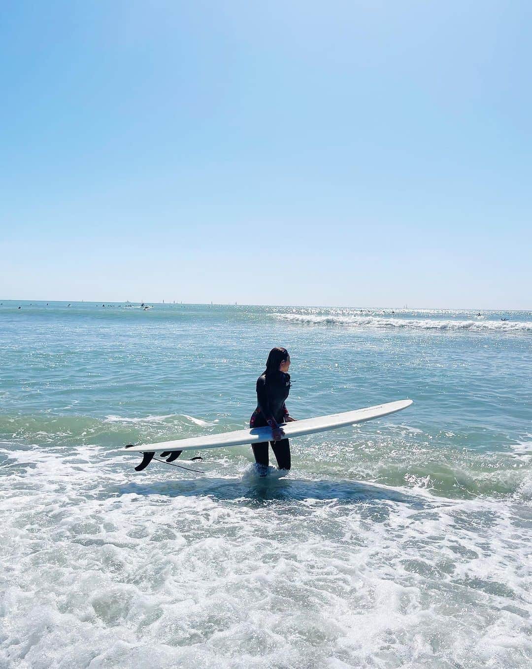 野呂玲花のインスタグラム：「Doheny でロングボードの日🏄🏼‍♀️ 足をクロスにしながら歩くって初めて知って、試してみたら、左かかとに右足の爪刺さった。どういう事！？🤣 でもノーズまであと一歩やのにその一歩が何回やってもでーへん笑 日本帰ったらスクール受けよ…😅」