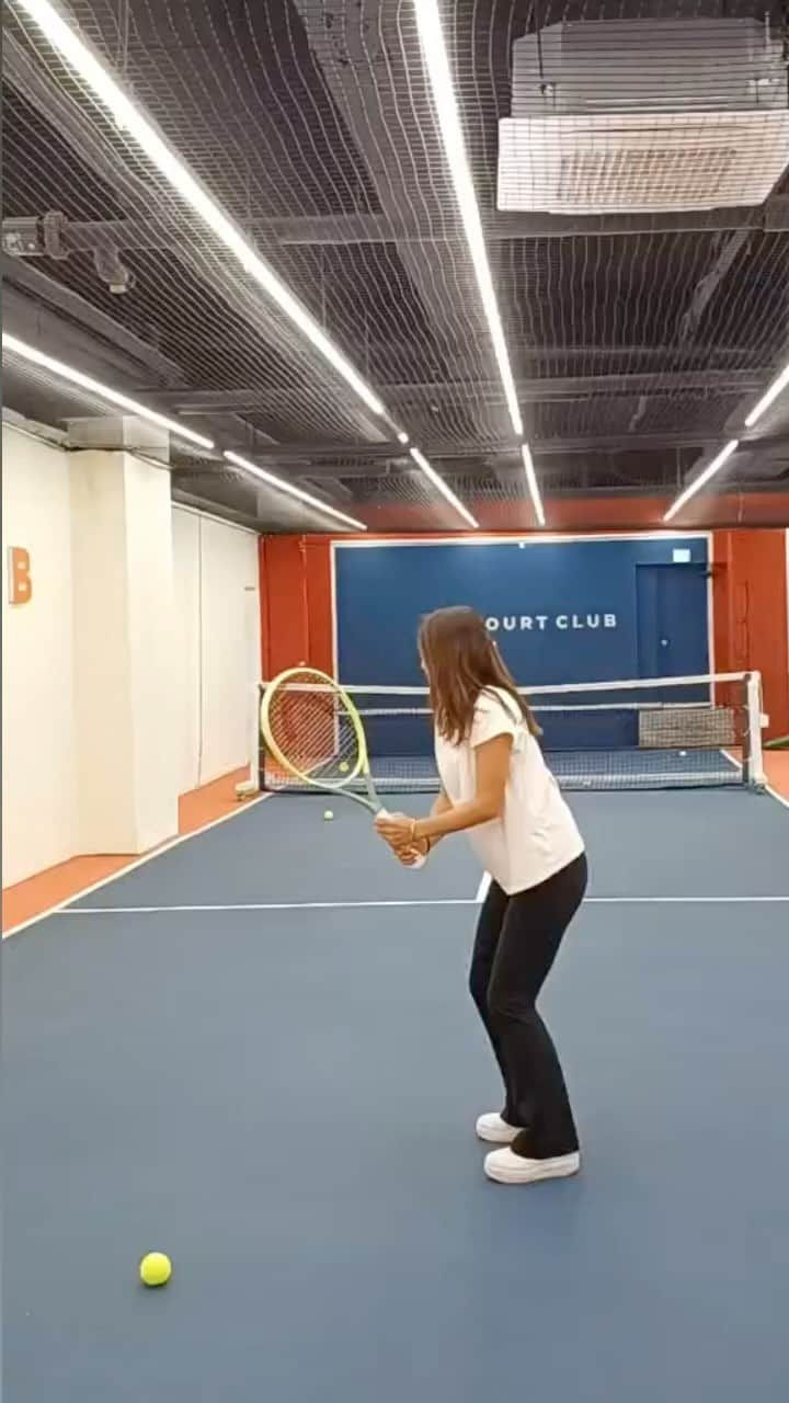 宇野真彩のインスタグラム：「オレンジとブルーの組み合わせのコートも可愛かった🎾  📍WHAT A SHOT（江南本店） 住所：ソウル江南区鄭州路805ジュンビル地下1階 最寄駅：狎鴎亭駅」