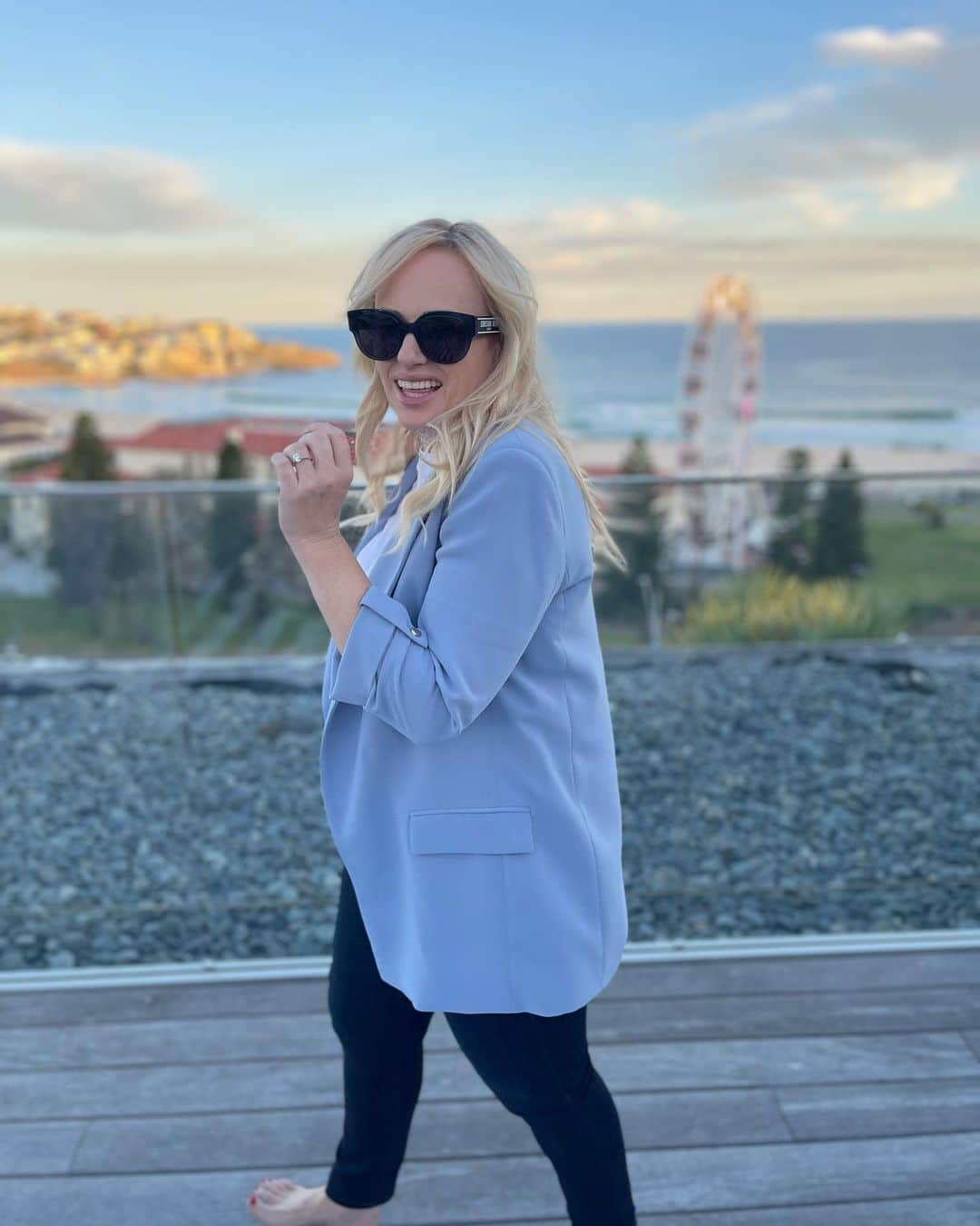 レベル・ウィルソンのインスタグラム：「Directing a movie is really hard, but it’s made easier when @airbnb hooks me up with this amazing penthouse on Bondi Beach, Sydney 🇦🇺 🏖️ Thanks @airbnb for this incredible pad - iconic views, a pool, great kitchen and bbq area, it’s like I’m on a working vacation - just love it! 🥰🐨🥰」