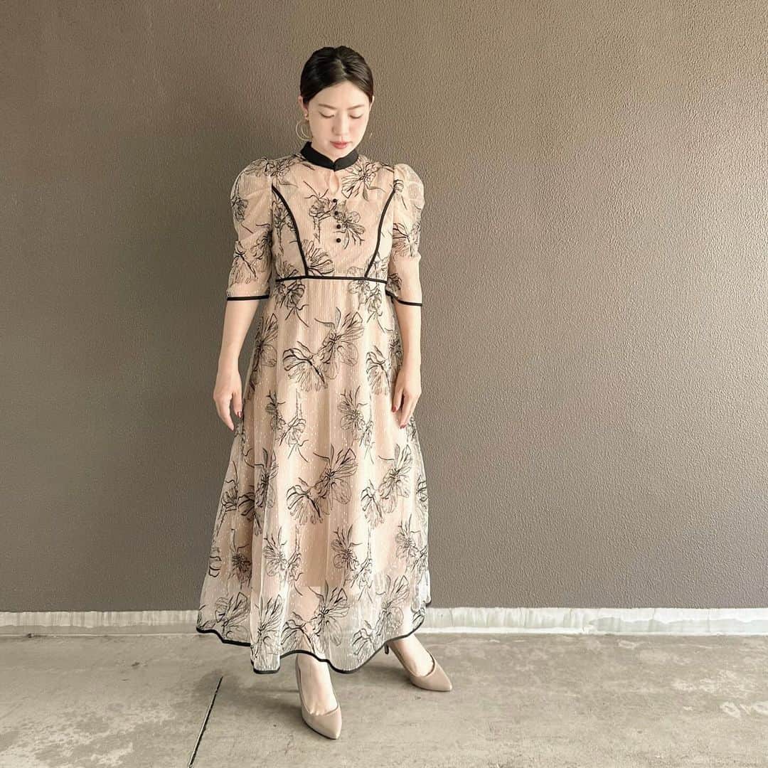 のインスタグラム：「Leja @leja__official さんのドレスワンピース🤍 線画のフラワーデザインがめっちゃ素敵なんです🥹 さらにラメが華やかさをプラスしてくれてる〜！ パイピングでメリハリもあってスタイル良く見えます☝️ 誰か結婚式せんかなー😂🤍 ⁡ ⁡ #PR #leja #お呼ばれコーデ #結婚式ドレス #結婚式コーデ #二次会ドレス #オケージョンコーデ #結婚式お呼ばれ」
