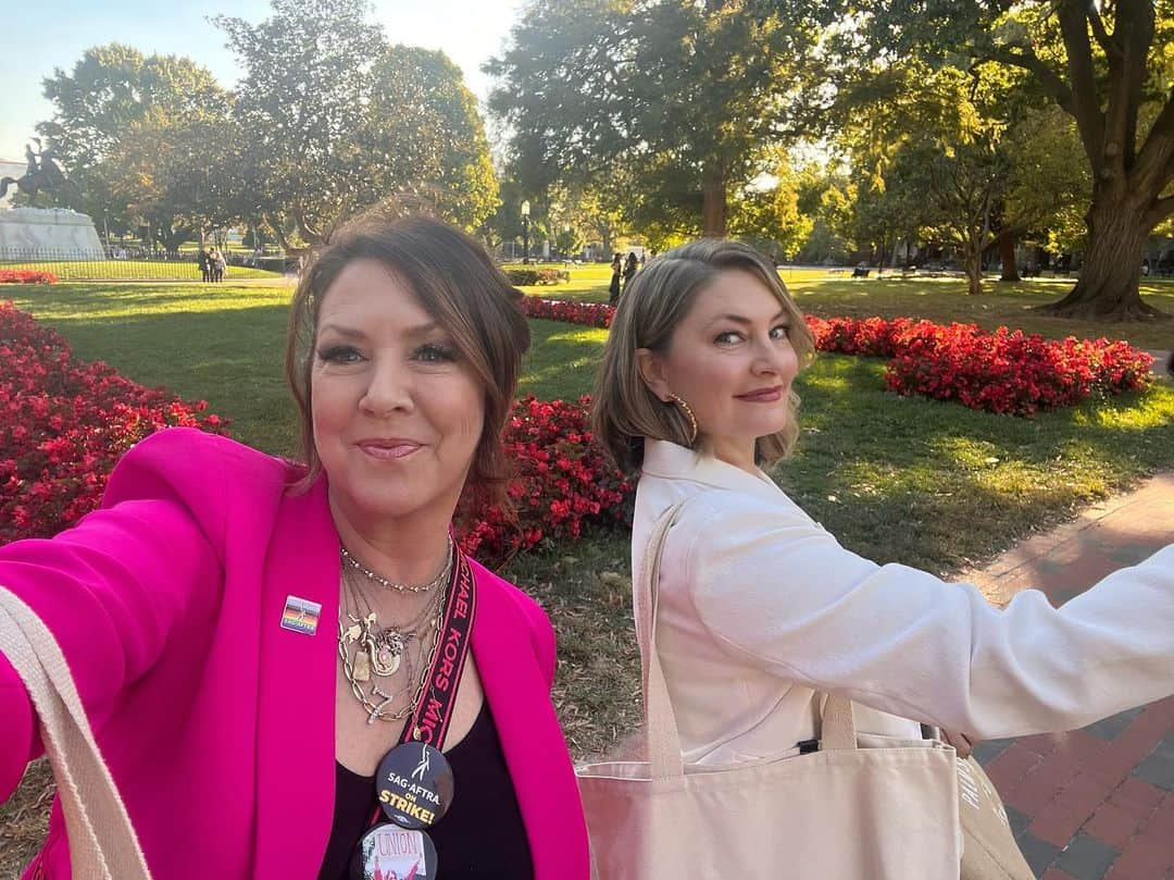 メッチェン・アミックさんのインスタグラム写真 - (メッチェン・アミックInstagram)「At a very difficult time in the world, I am grateful to have been invited to the @whitehouse for a wonderful #mentalhealthroundtable discussion yesterday with @neeratanden & @stevebenjaminsc whom expressed our President @joebiden’s focus on the importance of our country’s mental health. Excited to continue the discussion on how to make meaningful improvements to #mentalhealthcare in America 💚  …and thx for the wonderful evening @ericswalwell 🙏🏼」10月15日 6時59分 - madchenamick