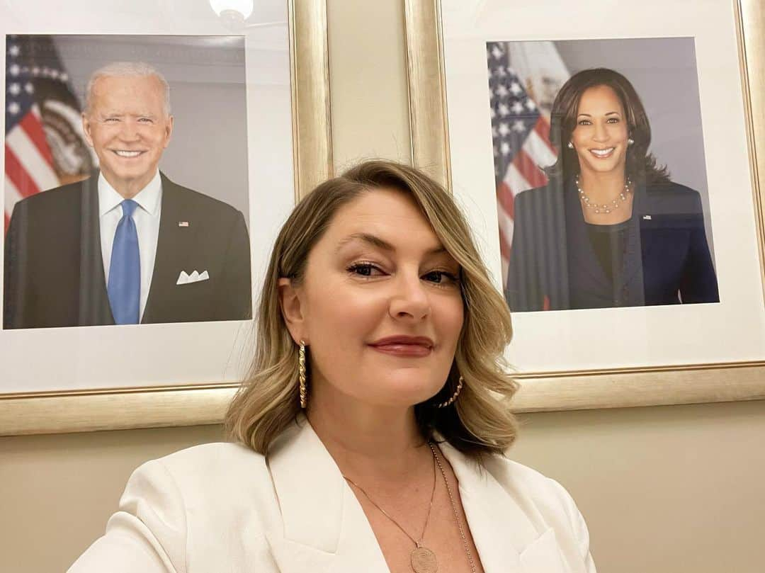 メッチェン・アミックさんのインスタグラム写真 - (メッチェン・アミックInstagram)「At a very difficult time in the world, I am grateful to have been invited to the @whitehouse for a wonderful #mentalhealthroundtable discussion yesterday with @neeratanden & @stevebenjaminsc whom expressed our President @joebiden’s focus on the importance of our country’s mental health. Excited to continue the discussion on how to make meaningful improvements to #mentalhealthcare in America 💚  …and thx for the wonderful evening @ericswalwell 🙏🏼」10月15日 6時59分 - madchenamick