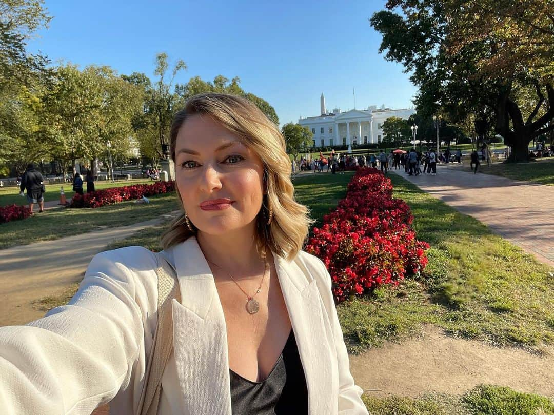 メッチェン・アミックのインスタグラム：「At a very difficult time in the world, I am grateful to have been invited to the @whitehouse for a wonderful #mentalhealthroundtable discussion yesterday with @neeratanden & @stevebenjaminsc whom expressed our President @joebiden’s focus on the importance of our country’s mental health. Excited to continue the discussion on how to make meaningful improvements to #mentalhealthcare in America 💚  …and thx for the wonderful evening @ericswalwell 🙏🏼」