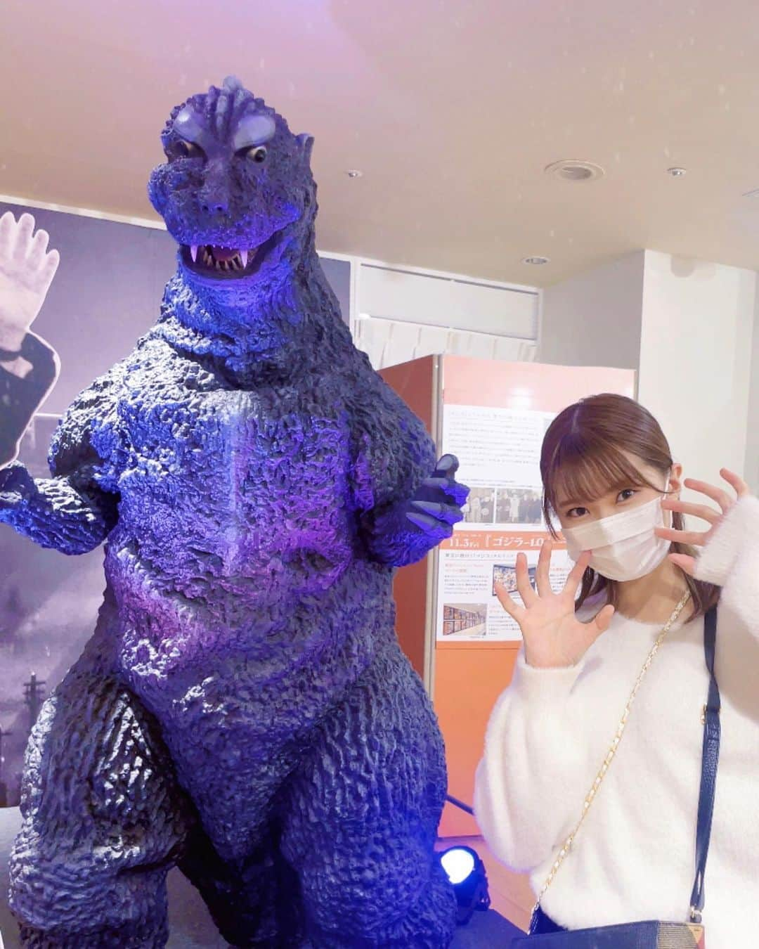 平岡明純のインスタグラム：「日比谷シャンテに #ゴジラ ！！！  これは興奮します🦕  #ゴジラマイナスワン」