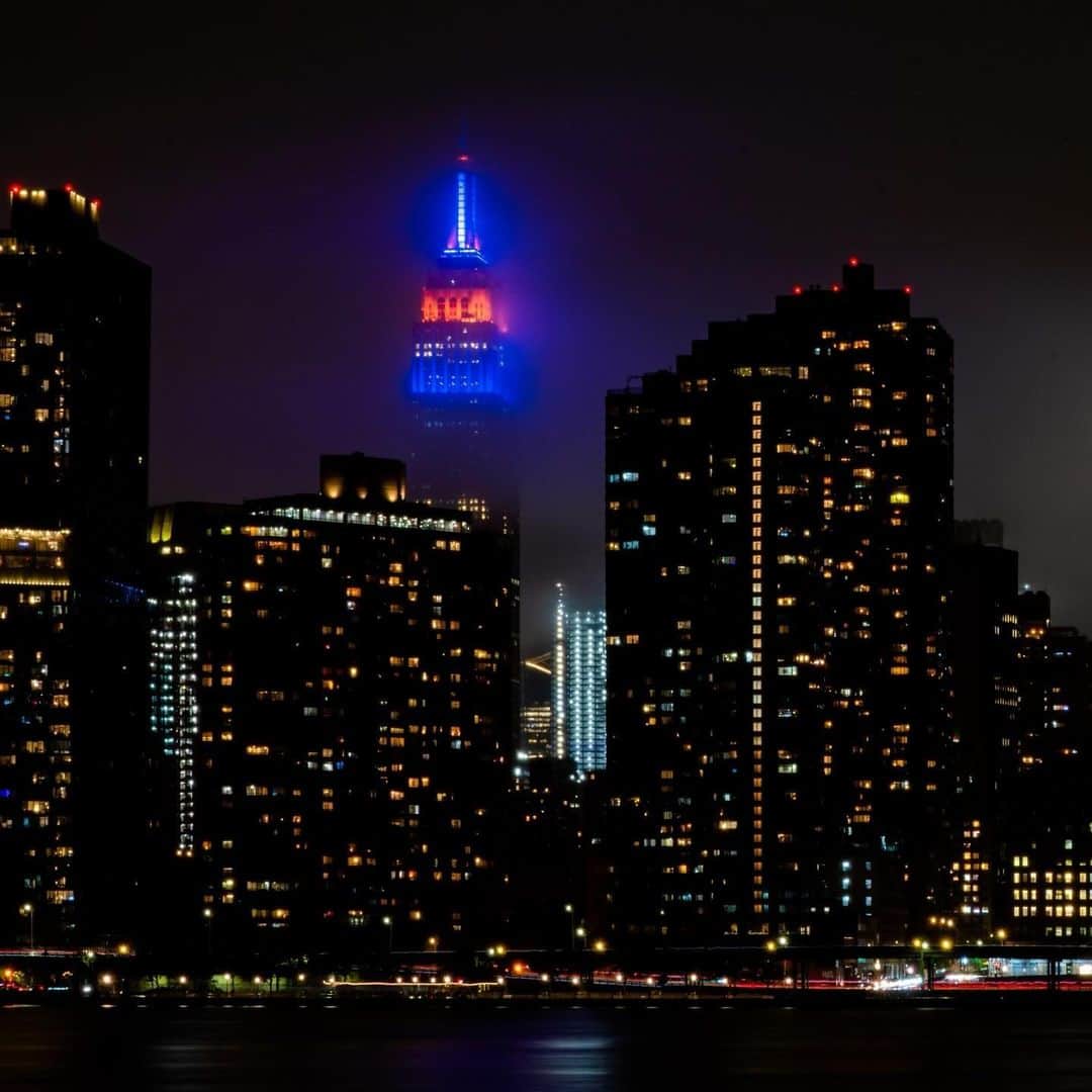 Empire State Buildingのインスタグラム：「🔷 @EmpireStateBldg 🔶  The world's most famous building is lit up in blue and orange tonight as we start up the 23-24 season.  If you’re in NYC and have a glimpse of it, tag us! 📸」