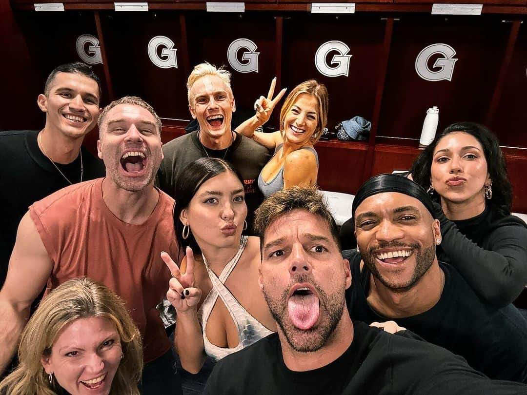 リッキー・マーティンのインスタグラム：「The gang! Thank you for everything! It’s been crazy weeks rehearsing and you gave it all! You are the best! Enjoy the tour familia! 🙌🎉🙌 #trilogytour #Dancers」