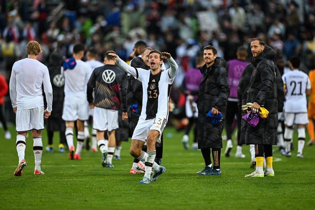 トーマス・ミュラーのインスタグラム：「Winning mentality grows with wins 😊🏋🏼‍♂️  A good start for us with @julian.nagelsmann as our head coach. Next stop on Tuesday against 🇲🇽   Thanks for a warm welcome here in Hartford 🇺🇸 - the fans were amazing   #weiterso #gewinnen #goals #mood #spielspaßundspannung #nationalmannschaft」