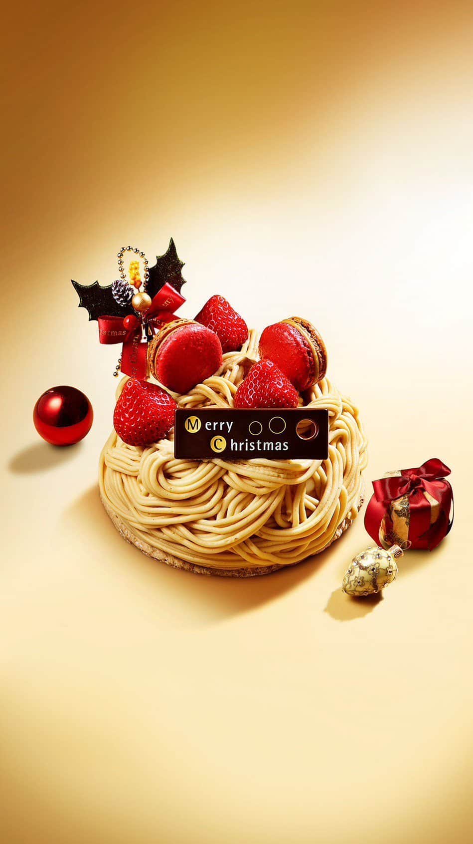 小山進のインスタグラム：「新作クリスマスケーキ① 【苺ミルクモンブラン 〜献上加賀棒茶＆キャラメル～】  ♦︎献上加賀棒茶とフランボワーズの隠れた共通性 “バラ”を糸口に繋がった絶妙なマリアージュ  エスコヤマで人気を博す「季節のモンブランシリーズ」から、新たな味わいがエントリーしました。 今回の新作ショコラCHOCOLOGY 2023のNo.4でも同じマリアージュを紹介していますが40年もお菓子創っていても新しい発見はまだまだあります。 今回はこの春、新作ショコラ創作時に僕が体験した不思議なマリアージュをクリスマスケーキに再構築させてご紹介します。  献上加賀棒茶とは金沢では有名な1番茶の茎で作るほうじ茶のことですが、赤外線で優しくじっくりと焙煎することで宿る香ばしさの裏に隠されたローズのような香気成分「ゲラ二オール」に、バラ科であるフランボワーズが繋がって絶妙なマリアージュを奏でます。 そこから同じくバラ科の苺やアーモンド（ダックワーズ）、好相性なキャラメル、と連鎖的に展開させ、この個性豊かなケーキが誕生しました。軽やかなダックワーズをボトムに濃厚なキャラメルガナッシュを重ね、ジューシーな苺＆フランボワーズのジュレとフレッシュな苺をたっぷりと。その上にはコクがありながらあっさりとしたあと口のクレームシャンティを絞りました。全体を包み込むモンブランクリームには、ミルクをベースに献上加賀棒茶の香りをプラス。真っ赤に熟したフレッシュの苺と、このケーキのために創った苺＆キャラメルのマカロンを飾って豪華に仕上げました。 是非クリスマスに 新作ショコCHOCLOGY2023と 一緒に新しい味覚体験を楽しんで頂けたら幸いです。  #パティシエエスコヤマ #patissiereskoyama #eskoyama #エスコヤマ #小山シェフ #小山進 #susumukoyama #兵庫 #三田市 #兵庫県三田市 #スイーツ #クリスマス #クリスマスケーキ #クリスマスケーキ予約」