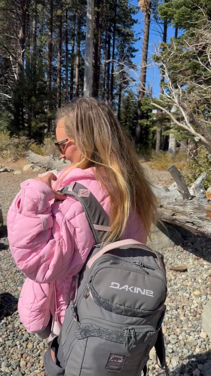 ジェイミー・アンダーソンのインスタグラム：「D A K I N E makes the most durable goods! 💪  My go to @dakine product is the team heli pro…   I use this backpack for everyday adventures, like this Lake mission yesterday, travel, shredding, and beyond…   What’s your go to @dakine_snowboarding product?」
