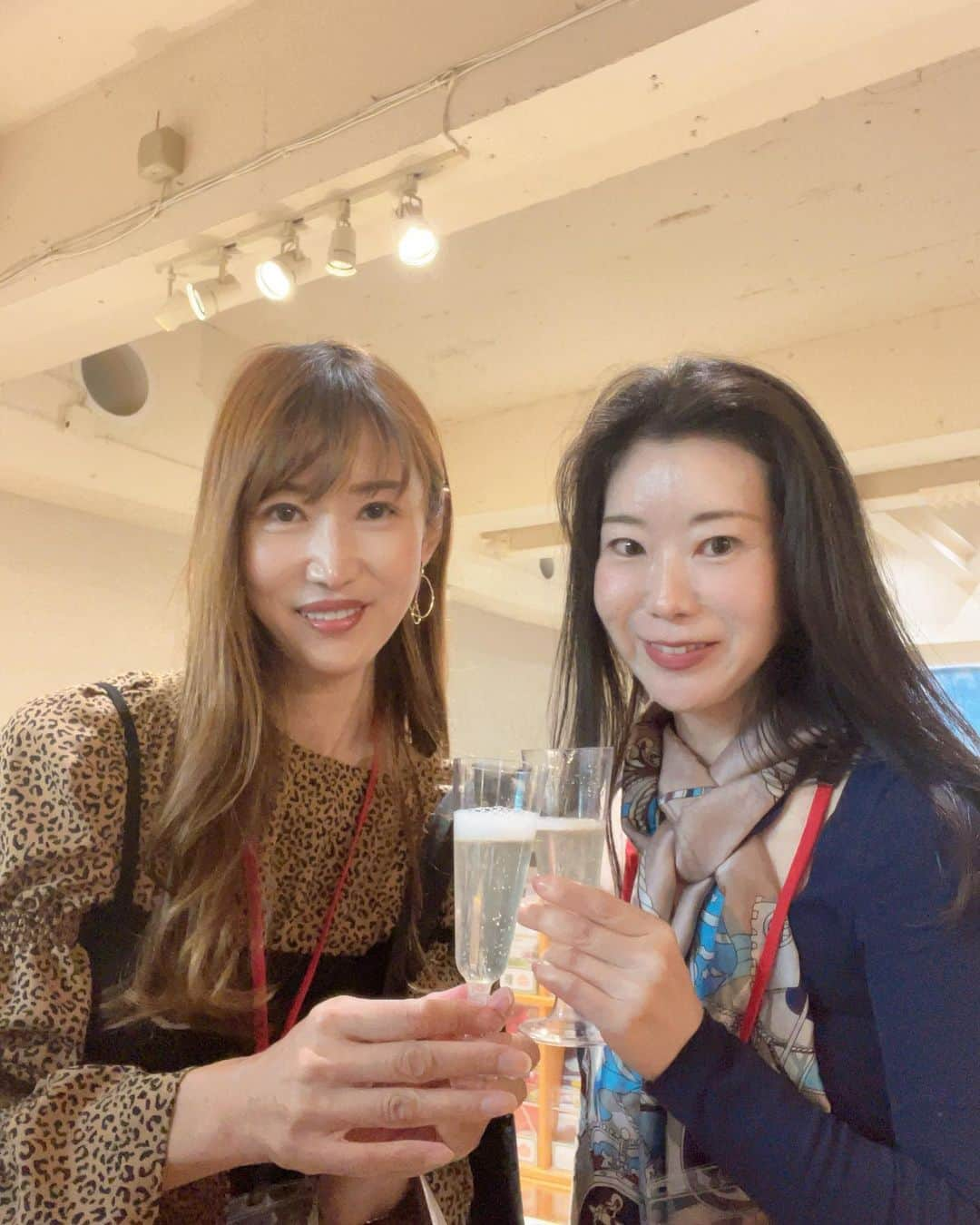 渋谷恭子のインスタグラム：「有賀ちゃん @tata.swimotoboat と #スパークリング日本酒 で乾杯🥂  お互いに別々に申し込み　　 同じ日に行くって知って、ちょっとビックリ😵 ご一緒できて良かった！！  #新橋 #とっとりおかやま新橋館 #乾杯 #日本酒スパークリング #立ち呑み #アラフィフ #アラフィフライフ #乾杯酒 #レオパード柄 #フリーズマート #freesmart #ブラウス」