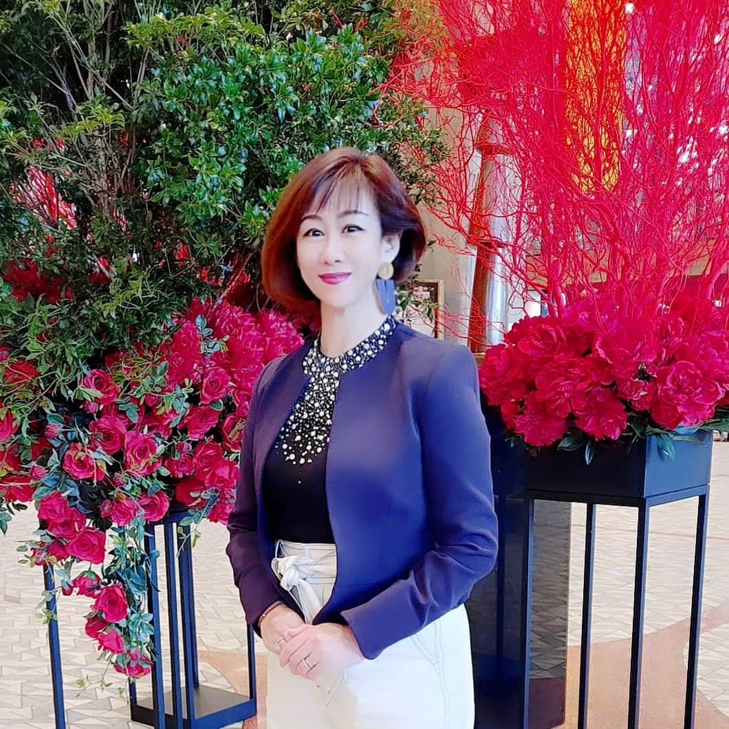 のインスタグラム：「秋ですね～🍁食欲&スポーツ&芸術、どの秋も2023年の秋を味わうチャンスに恵まれ嬉しい限りです💕皆さまのおかげでありがとうございます💗心から感謝申し上げます。引き続きいろいろと楽しみます🌾🌰皆さまも秋バテにお気をつけて楽しみましょう🍠　　真理子 #オペラ劇場  #お花  #お花大好き  #お洒落は元気の源  #qol向上生活  #resilience #wellbeeing  #becoming  #frexible  #mariko  #thankyou  #ありがとう」