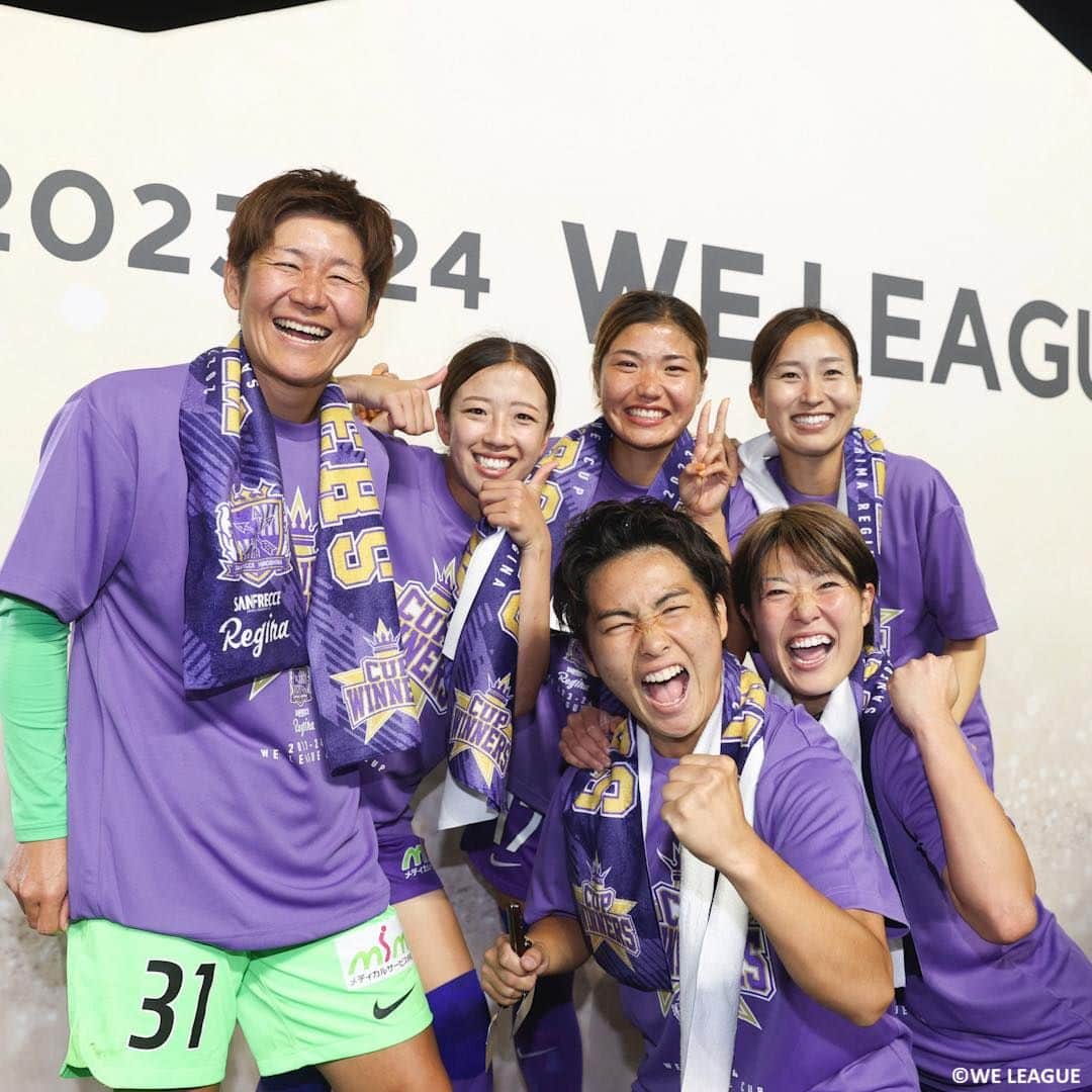 のインスタグラム：「🟣 #サンフレッチェ広島レジーナ が初優勝 🏆 PK戦にまでもつれるアルビレックス新潟レディースとの #WEリーグカップ 決勝を制し、クラブ史上初のタイトルを手にした。(Photo: WE LEAGUE)  #soccer #football #womensoccer #womanfootball #weleague #weleaguecup #sanfreccehiroshimaregina #sanfrecce #サッカー #フットボール #女子サッカー #WEリーグ #⚽」