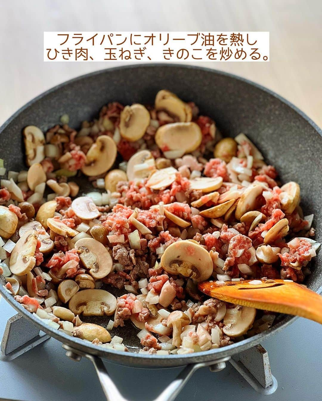 Mizuki【料理ブロガー・簡単レシピ】さんのインスタグラム写真 - (Mizuki【料理ブロガー・簡単レシピ】Instagram)「・トマト缶なし💕 ⁡ ［#レシピ ］ ーーーーーーーーーーーーーーーーーー ケチャップで！すぐできミートソース ーーーーーーーーーーーーーーーーーー ⁡ ⁡ ⁡ おはようございます☺️ ⁡ 昨日リールでご紹介したレシピの 静止画バージョンです✨ ⁡ ⁡ ▼ ▼ ▼ ▼ ▼ ▼ ⁡ ⁡ ケチャップで簡単‼️ \ すぐできミートソース / ⁡ トマト缶いらずでお手軽✨ 煮込み時間約5分の 超簡単時短レシピです💕 甘めのケチャップ味で お子さんも食べやすい味ですよ〜♩ ⁡ パスタにかける他 チーズ焼きに使ったりと アレンジも楽しめます👌 冷凍もできるので よかったらお試しくださいね😋 ⁡ ⁡ ⁡ ⋱⋰ ⋱⋰ ⋱⋰ ⋱⋰ ⋱⋰ ⋱⋰ ⋱⋰ 📍簡単・時短・節約レシピ更新中  Threadsもこちらから▼ @mizuki_31cafe ⁡ 📍謎の暮らし＆変なライブ垢 @mizuki_kurashi ⋱⋰ ⋱⋰ ⋱⋰ ⋱⋰ ⋱⋰ ⋱⋰ ⋱⋰ ⁡ ⁡ ⁡ ＿＿＿＿＿＿＿＿＿＿＿＿＿＿＿＿＿＿＿ 【2人分】 合い挽き肉...150g 玉ねぎ...1/4個 好みのきのこ...100g オリーブ油...小2 薄力粉...大1/2 ⚫︎水...200ml ⚫︎ケチャップ...大4 ⚫︎ウスターソース...小1 ⚫︎コンソメ...小1/2 パスタ...適量 ⁡ 1.玉ねぎはみじん切りにする。きのこは細かめに切る。 2.フライパンにオリーブ油を中火で熱し、ひき肉と1を炒める。火が通ったら薄力粉を加え、更に1分炒める。 3.⚫︎を加え、混ぜながらとろみが付くまで5〜6分煮込む。パスタにかけて召し上がれ♩ ￣￣￣￣￣￣￣￣￣￣￣￣￣￣￣￣￣￣￣ ⁡ ⁡ 《ポイント》 ♦︎きのこの種類(切り方)はお好みでOK！1種類でもいいですし、2〜3種類使えばうま味がアップします♩私はしめじとマッシュルームを使用しました♩ ♦︎薄力粉は粉っぽさがなくなるまで1分間炒めてください♩ ♦︎ウスターソースがなければ中濃ソースやとんかつソースで代用してください♩ ⁡ ⁡ ⁡ ⁡ ⁡ ⋱⋰ ⋱⋰ ⋱⋰ ⋱⋰ ⋱⋰ ⋱⋰ ⋱⋰  愛用している調理器具・器など   #楽天ROOMに載せてます ‎𐩢𐩺  (ハイライトから飛べます🕊️) ⋱⋰ ⋱⋰ ⋱⋰ ⋱⋰ ⋱⋰ ⋱⋰ ⋱⋰ ⁡ ⁡ ⁡ ⁡ ⁡ ✼••┈┈┈┈┈••✼••┈┈┈┈┈••✼ 今日のごはんこれに決まり！ ‎𓊆#Mizukiのレシピノート 500品𓊇 ✼••┈┈┈┈┈••✼••┈┈┈┈┈••✼ ⁡ ˗ˏˋ おかげさまで25万部突破 ˎˊ˗ 料理レシピ本大賞準大賞を受賞しました✨ ⁡ 6000点の中からレシピを厳選し まさかの【500レシピ掲載】 肉や魚のメインおかずはもちろん 副菜、丼、麺、スープ、お菓子 ハレの日のレシピ、鍋のレシピまで 全てこの一冊で完結 𓌉◯𓇋 (全国の書店・ネット書店で発売中) ⁡ ⁡ ⁡ ⁡ ⁡ ⁡ #ミートソース #パスタ #トマト缶なし #ケチャップ #ミートソースパスタ #ひき肉レシピ #きのこレシピ #ランチ #節約料理  #簡単料理  #時短料理 #mizukiレシピ  #時短レシピ #節約レシピ #簡単レシピ」10月15日 7時33分 - mizuki_31cafe