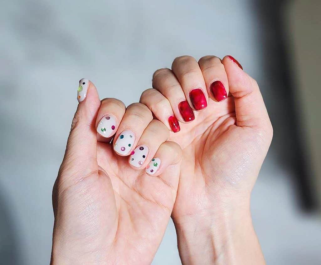 のインスタグラム：「･ 今のネイル💅✨ ･ 左手はカラフルなストーンを散りばめてもらって、 右手は秋っぽく赤💄 べっ甲っぽくお願いしました💅 ･ はじめて行くネイルサロンだったんだけど、 ぜーーんぶ希望通りに仕上げてくださり感謝🙏✨」