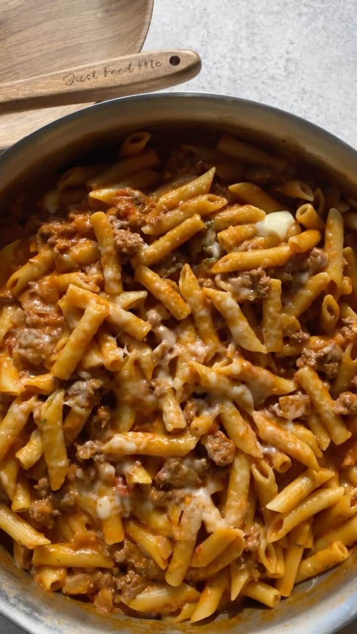 のインスタグラム：「Simple, comforting, recipes that taste like home ❤️ That’s why I love Just Eat and you will too ✨ Try this One Pot Ground Chicken Spinach Rigatoni in the Pasta Lover chapter 🍝 and grab your copy from the link in bio!!」