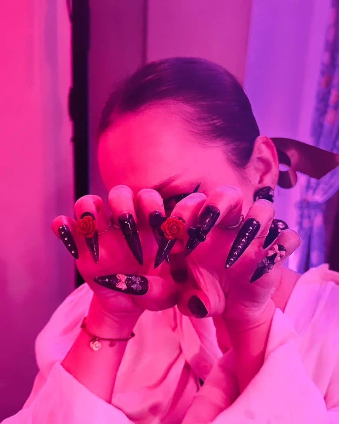 Mei Kawajiriのインスタグラム：「🖤❤️🥀🌹💫🌙nails for my only @maggiechatter 🪷BFF🪷」