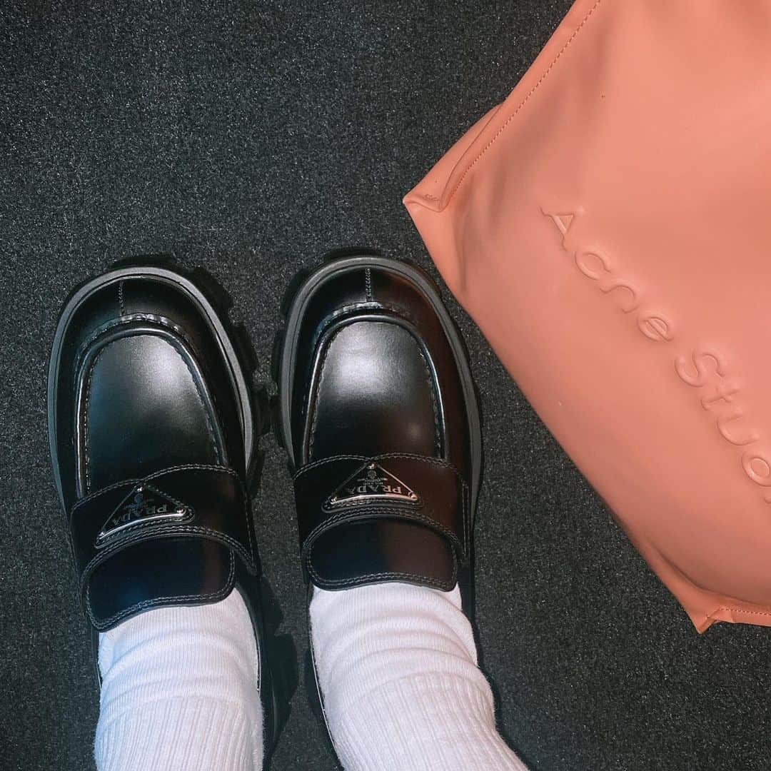 岩井ひかるのインスタグラム：「▼▼  #acnestudios  #prada」