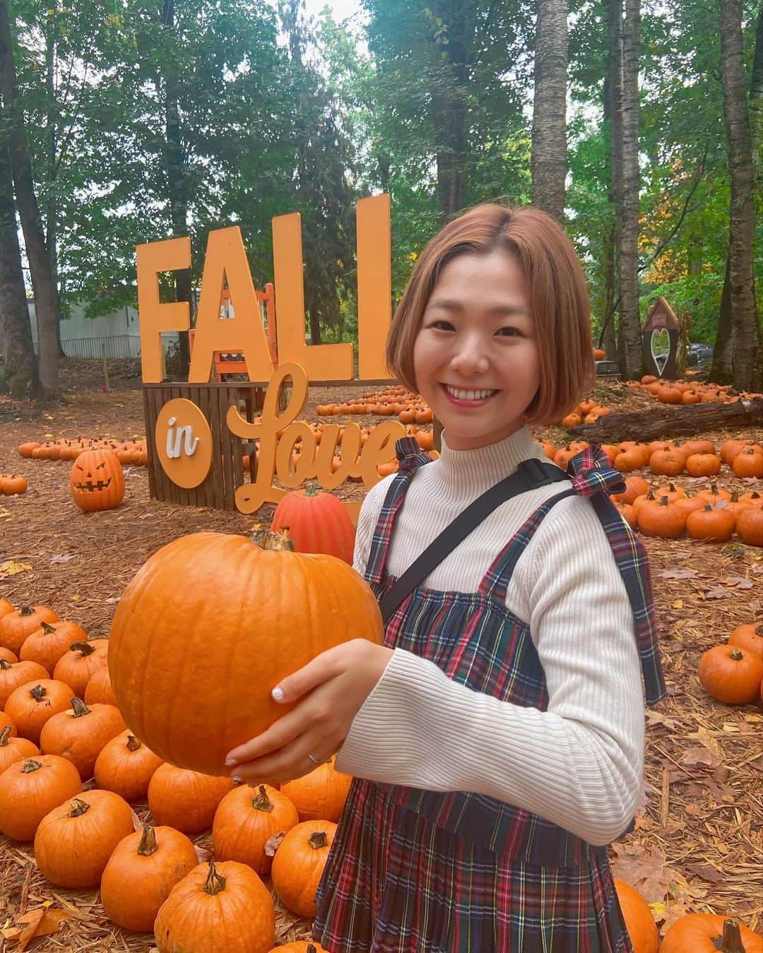 森万由子のインスタグラム：「パンプキンパッチに行きました🎃  とにかくかぼちゃがたくさん！ そろそろハロウィンですね👻」