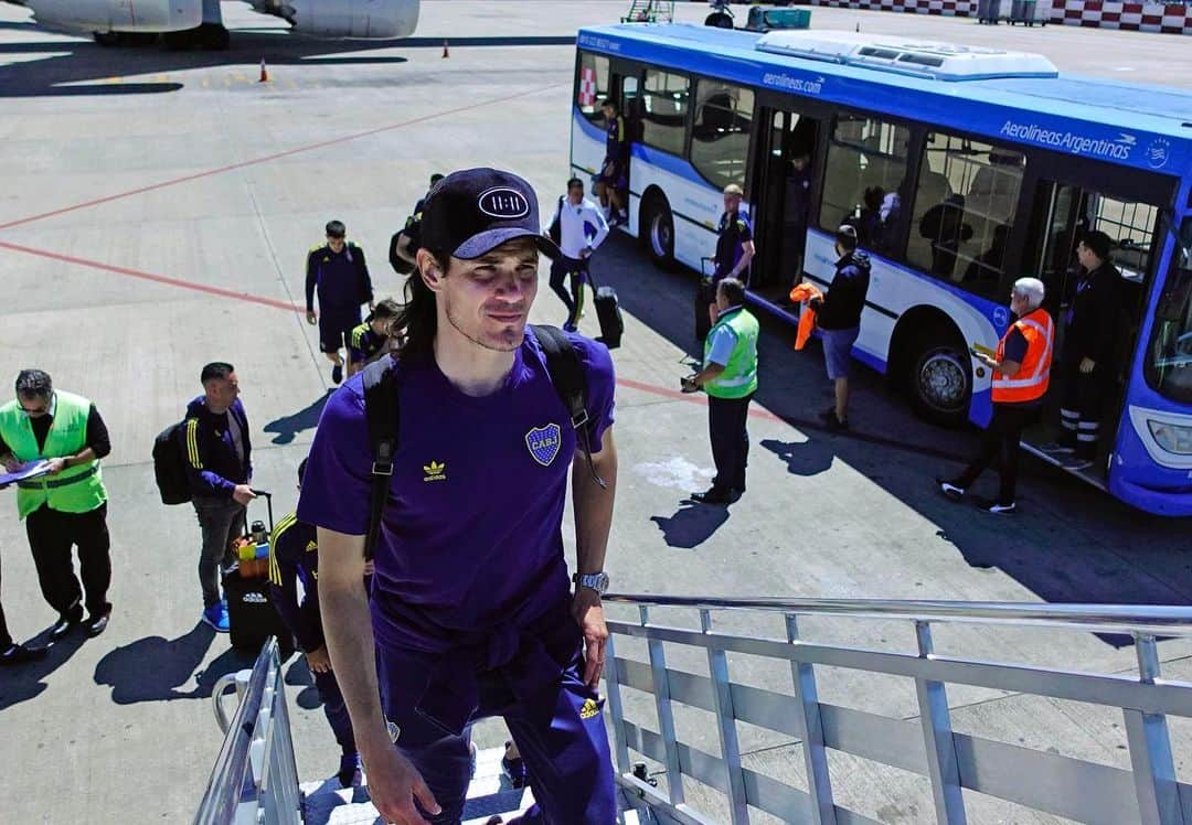 エディンソン・カバーニのインスタグラム：「Ya estamos en Mendoza,gracias por el cariño 🤝,vamos BOCA 🔵🟡💪. @bocajrsoficial」