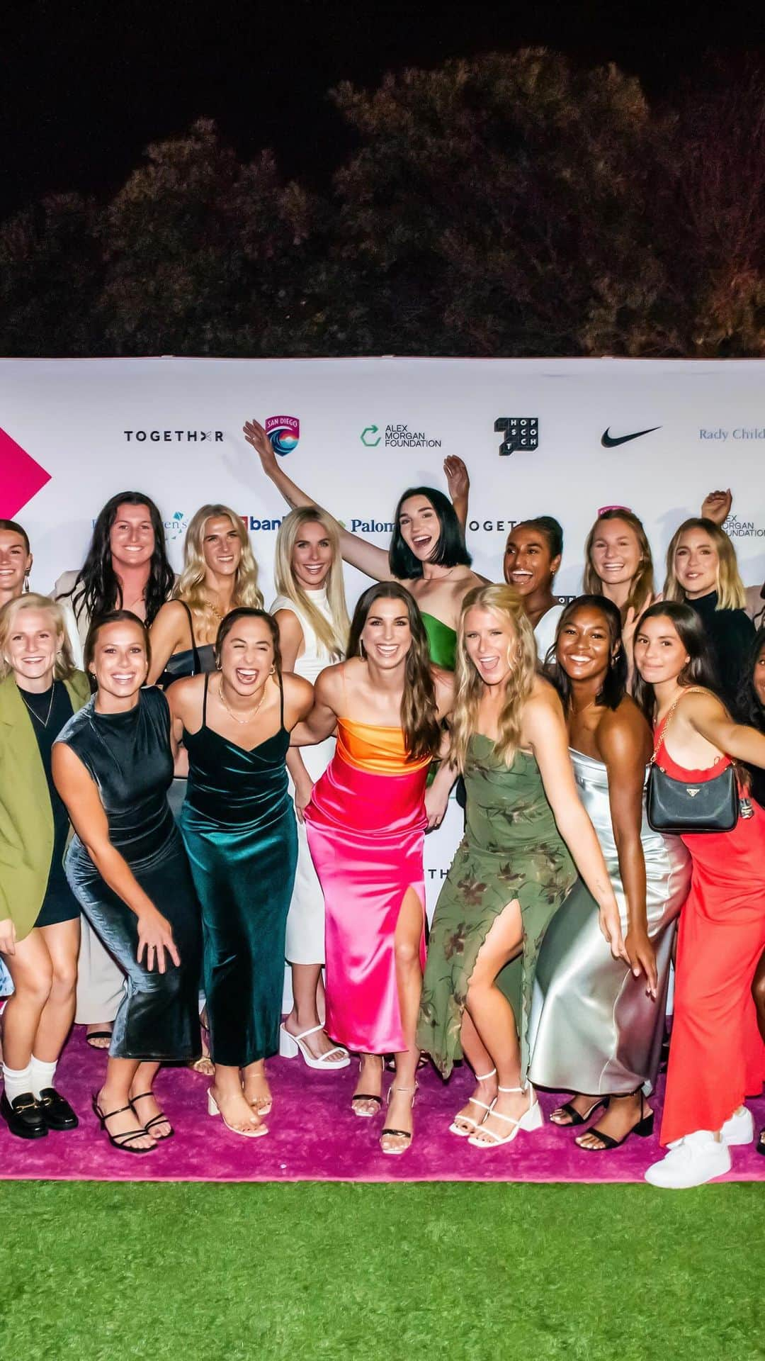 アレックス・モーガンのインスタグラム：「The inaugural Alex Morgan Foundation’s #CelebrationOfConfidence was a night to remember.   Thank you to all of our incredible partners who share the vision to create equity and opportunity on and off the field. Together, we’re helping girls and women find confident paths forward! ⇨  Can’t wait for next year!」