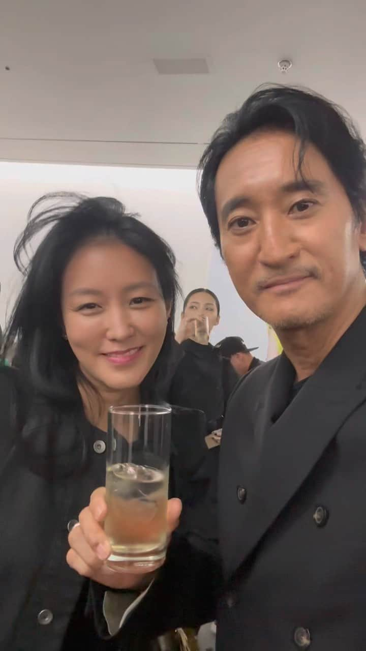 シン・ヒョンジュンのインスタグラム：「결혼 10년차. @rickowensonline  덕분에 천년만에 (약2시간.육아 탈출) 데이트🤍  <오늘 주일 말씀> 그러므로 내가 너희에게 말하노니  무엇이든지 기도하고 구하는 것은 받은 줄로 믿으라  그리하면 너희에게 그대로 되리라 (마가복음 11:24)  Therefore I say unto you, What things soever ye desire, when ye pray, believe that ye receive them, and ye shall have  (Mark)  #Amen🙏🏼  #jesuslovesyou  @rickowensonline  @jayceandriver」