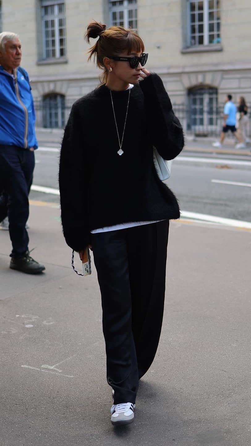 田中彩子のインスタグラム：「. たくさん歩いたParis🇫🇷 . 気がつけばグロッシーパンツばかり履いてました🤍 ワントーンコーデも素材感で差をつければ また新鮮な見え方に👀✨ . イチオシアイテムです✨✨✨ . . @gypsohila.jpn  @ayako_bag」