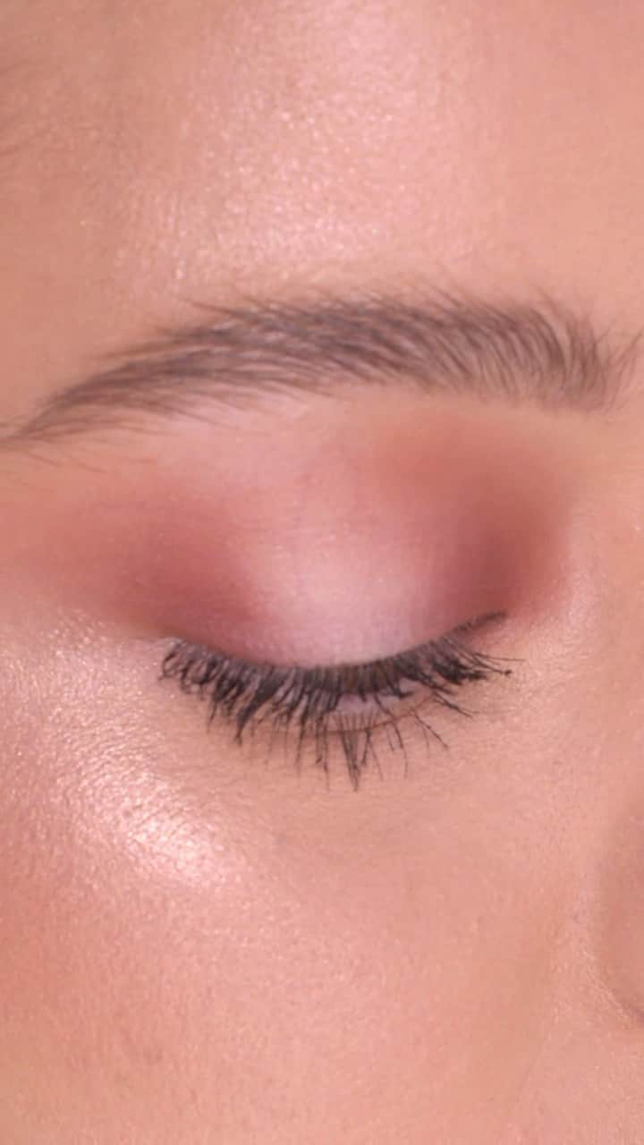 Anastasia Beverly Hillsのインスタグラム：「Less is more with our Mini Modern Renaissance palette 😍 Recreate the look with the link in bio! 💫  #AnastasiaBeverlyHills」
