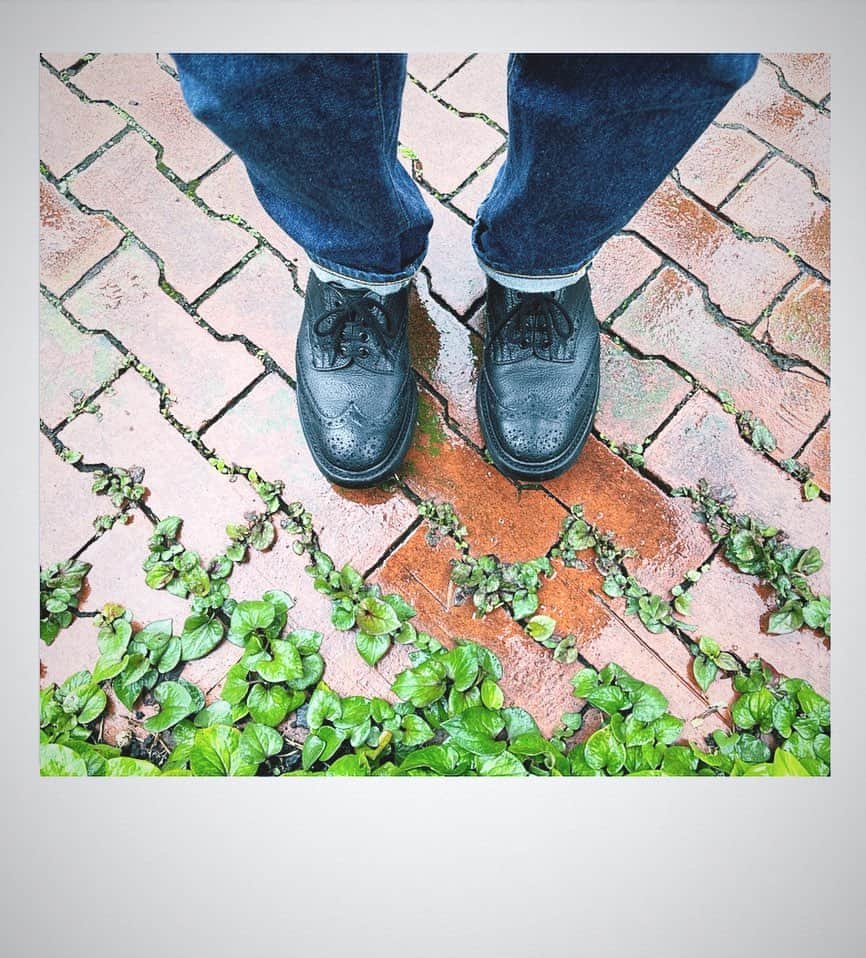 かせきさいだぁのインスタグラム：「さすがに昼は買い物行こう…と霧雨の中お出掛け❤️靴はシボ革（とっても丈夫な革なんですって）黒短靴で〜ほんのり全身濡れた€＝orz #resolute712」