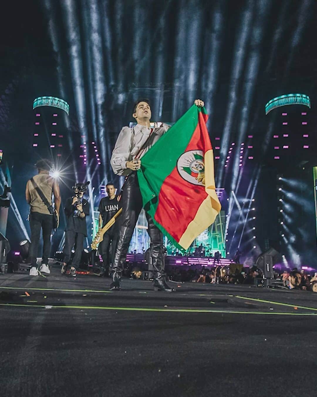 ルアン・サンタナのインスタグラム：「uma noite histórica em Porto Alegre-RS. LUAN CITY FESTIVAL no estádio do Beira-Rio.  amanhã posto mais pra vcs 😍🔥👑」