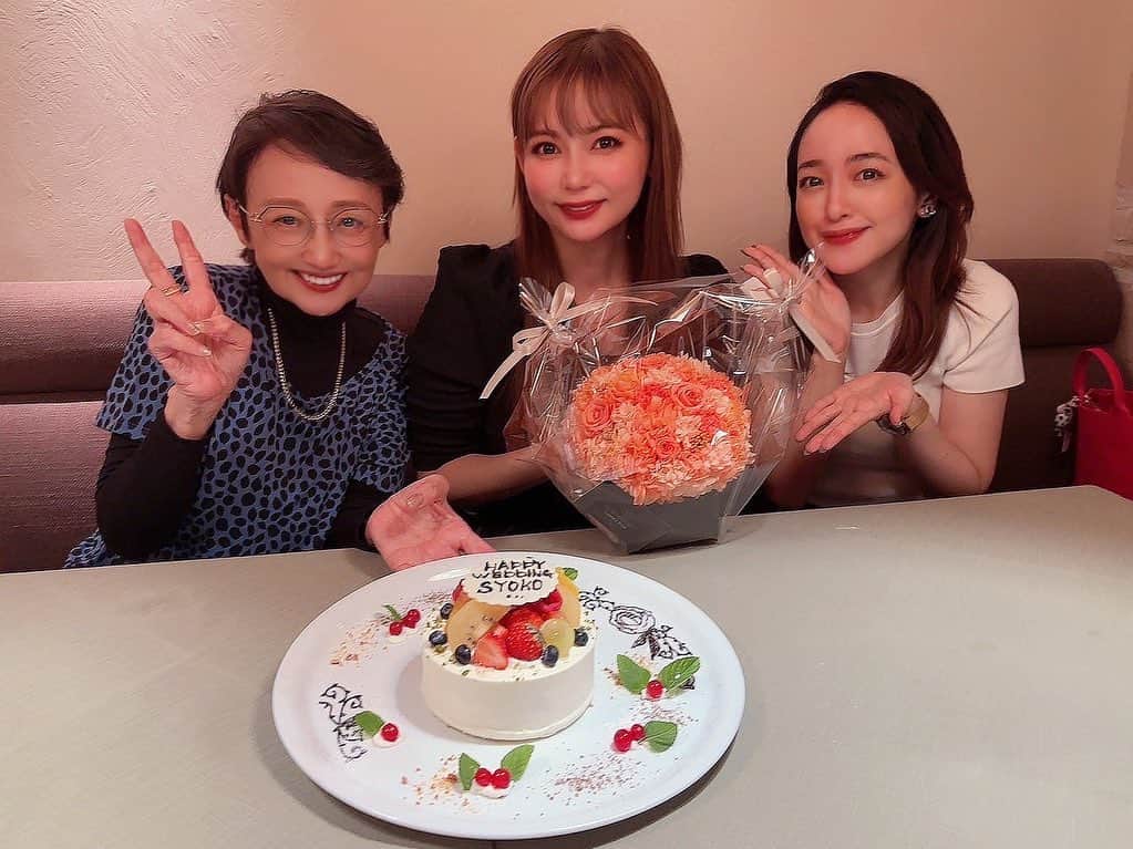 潘めぐみのインスタグラム：「「おめでとう、翔子ちゃん」  愛する中川翔子ちゃんを、潘家で祝福！！  ようやく直接「おめでとう」の言葉を伝えることができました！！  出会いは遡る事、8年前。  『中川翔子のアニメが好ぎだーーっ！』という番組にお邪魔させて頂いたことがきっかけで意気投合。  撮影を終えて、真っ先に連絡先を交換して、そのあとすぐに観劇のお誘いを下さったの。  大好きなことに、全身全霊で向き合う翔子ちゃん。  今では「好きなものを好きだ」と言えるようになったけれど、私の中で、その第一人者が翔子ちゃんでした。  漫画やアニメ、ゲームなど、好きな作品、キャラクター、楽曲と、惜しみない愛を伝え広めて…。  彼女自身もまた、作品に携わり、キャラクターを演じ、歌を届けて…。  テレビ、ドラマ、ラジオ、ライブ、舞台と、たくさんのステージに立つ彼女を見守りながら、"好き"を生業にして、"好き"なものに貢献していく姿に、勇気をもらってきました。  そんな翔子ちゃんと友達になれる人生は想像もできていなかったし、こうして彼女の幸せを、母と祝福できる事、心から嬉しく思います。  そんな私たちは、運命のもとに出会い、此処に集えたのだろうと、この日、改めて思ったのでした。  そう感じるタイミングで会える存在、人生のキーマンみたいな、ね。  改めて、おめでとう、翔子ちゃん！！  そして、いつもありがとう！！  大大大大大好きﾋｲｨｨｨ!!🫶💖🌙🐈‍⬛🐈  ＿＿＿＿＿＿＿＿＿＿  この日のこと 昨日の『アニソン・アカデミー』で話してくれたんだよね。  ハッと思い立ってラジオつけたタイミングで聴けて ご縁のある作品や楽曲が、そこに集約されていて やっぱり"何か"あるんだと思いました🤭  翔子ちゃん、愛情いっぱい、ありがとう。」
