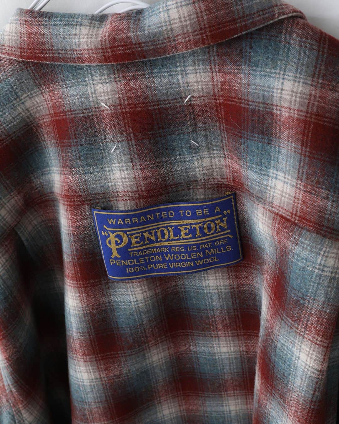 UOMOさんのインスタグラム写真 - (UOMOInstagram)「【エディター推し】Maison Margiela チェックシャツ  ラグジュアリーブランドから注目の新鋭ブランドまで、UOMO編集部員が見つけた“推しアイテム”を紹介。  ペンドルトンとのコラボで、1950年代のアーカイブのチェック生地から作られたシャツ。いや、このオーバーサイズはシャツジャケットと呼んだほうがしっくりくるか。  素材は100％ピュアヴァージンウールだから、この手のアメカジ系の服にありがちな粗野なチクチク感は皆無で、すごく快適に着られる。  40歳を超えてさすがにチェックシャツをいい感じに着こなすのは難しくなってきたな…と思っていたところ、「まだイケる」と背中を押してくれたマルジェラはさすがです。（UOMO編集長 池田）  #エディター推し #maisonmargiela #メゾンマルジェラ #uomo #uomo_magazine #webuomo」10月15日 13時30分 - uomo_magazine