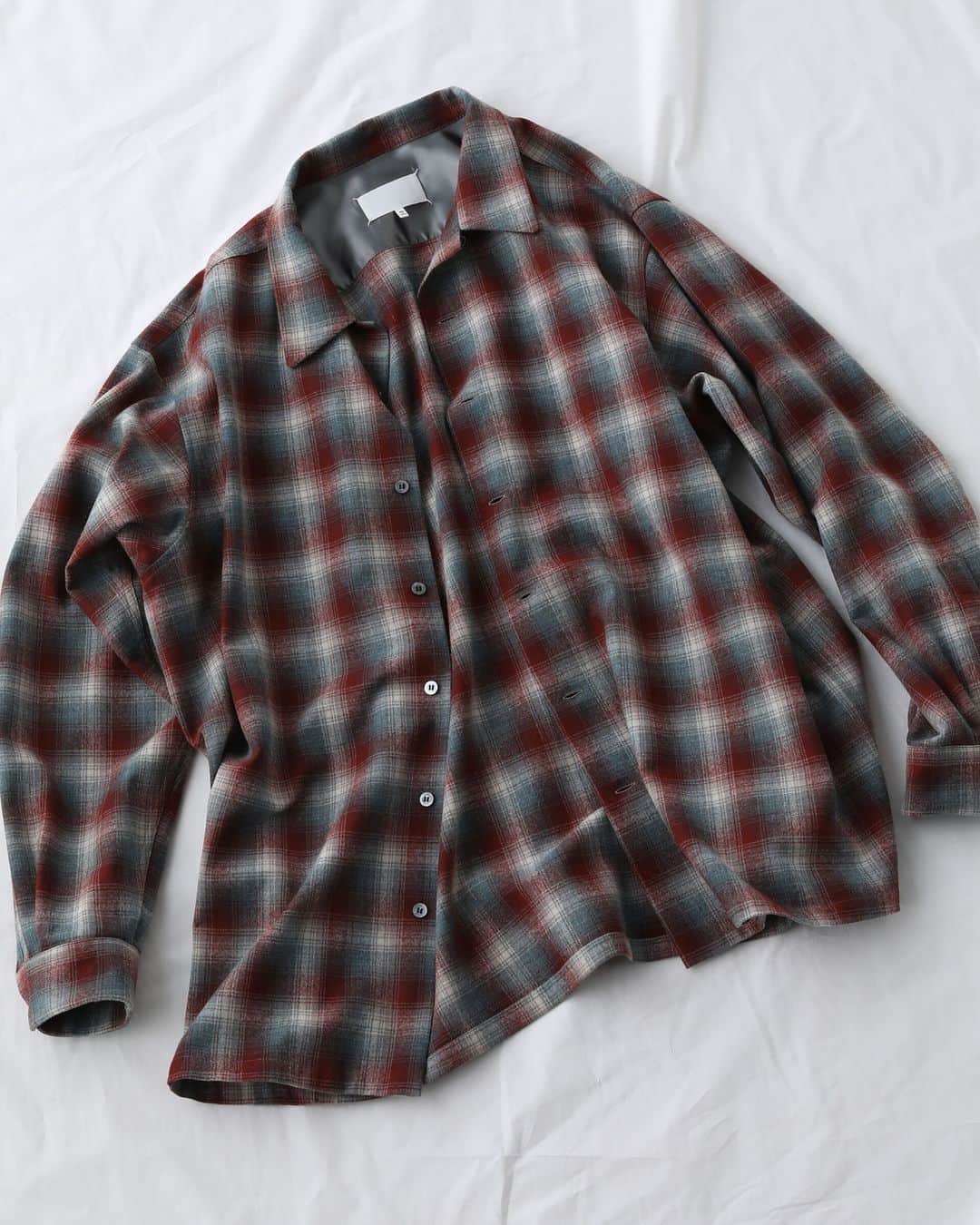 のインスタグラム：「【エディター推し】Maison Margiela チェックシャツ  ラグジュアリーブランドから注目の新鋭ブランドまで、UOMO編集部員が見つけた“推しアイテム”を紹介。  ペンドルトンとのコラボで、1950年代のアーカイブのチェック生地から作られたシャツ。いや、このオーバーサイズはシャツジャケットと呼んだほうがしっくりくるか。  素材は100％ピュアヴァージンウールだから、この手のアメカジ系の服にありがちな粗野なチクチク感は皆無で、すごく快適に着られる。  40歳を超えてさすがにチェックシャツをいい感じに着こなすのは難しくなってきたな…と思っていたところ、「まだイケる」と背中を押してくれたマルジェラはさすがです。（UOMO編集長 池田）  #エディター推し #maisonmargiela #メゾンマルジェラ #uomo #uomo_magazine #webuomo」