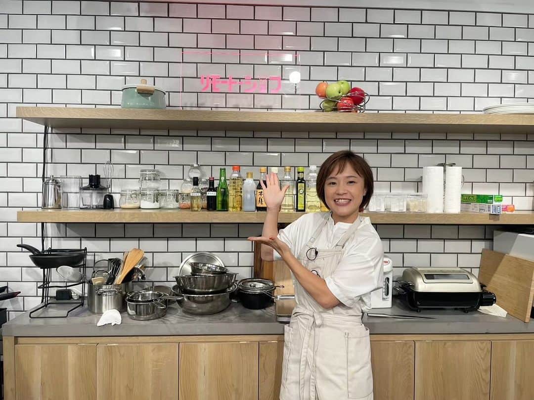登坂絵莉のインスタグラム：「【告知🌸】 10月16.17日 BSフジ  ⏰18:00-18:30 リモートシェフに出演させていただきます🧑‍🍳🤍 ２⼈のシェフがそれぞれ、１⼈のクッカーにモニター越しで指⽰。制限時間30分で料理を作り上げ、その出来映えを競い合う料理対決企画てす‼️  料理が得意ではない私ですが笑 シェフの方々の優しさに救われ 楽しみながら料理させていただきました🧑‍🍳🥘 ぜひご覧ください🥰‼️‼️‼️🤍」