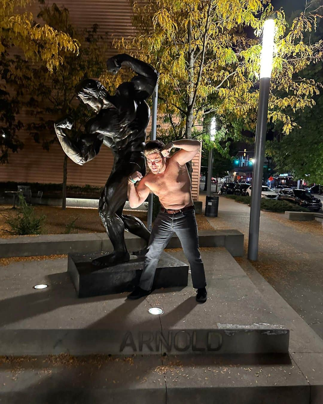 アダム・ディバインさんのインスタグラム写真 - (アダム・ディバインInstagram)「Walking though Columbus after a @podimportant live show and saw this statue of @schwarzenegger. It’s crazy that we have the exact same body with no differences. Arnold we hitting the gym soon buddy? #BrothersinSwole」10月15日 8時06分 - adamdevine