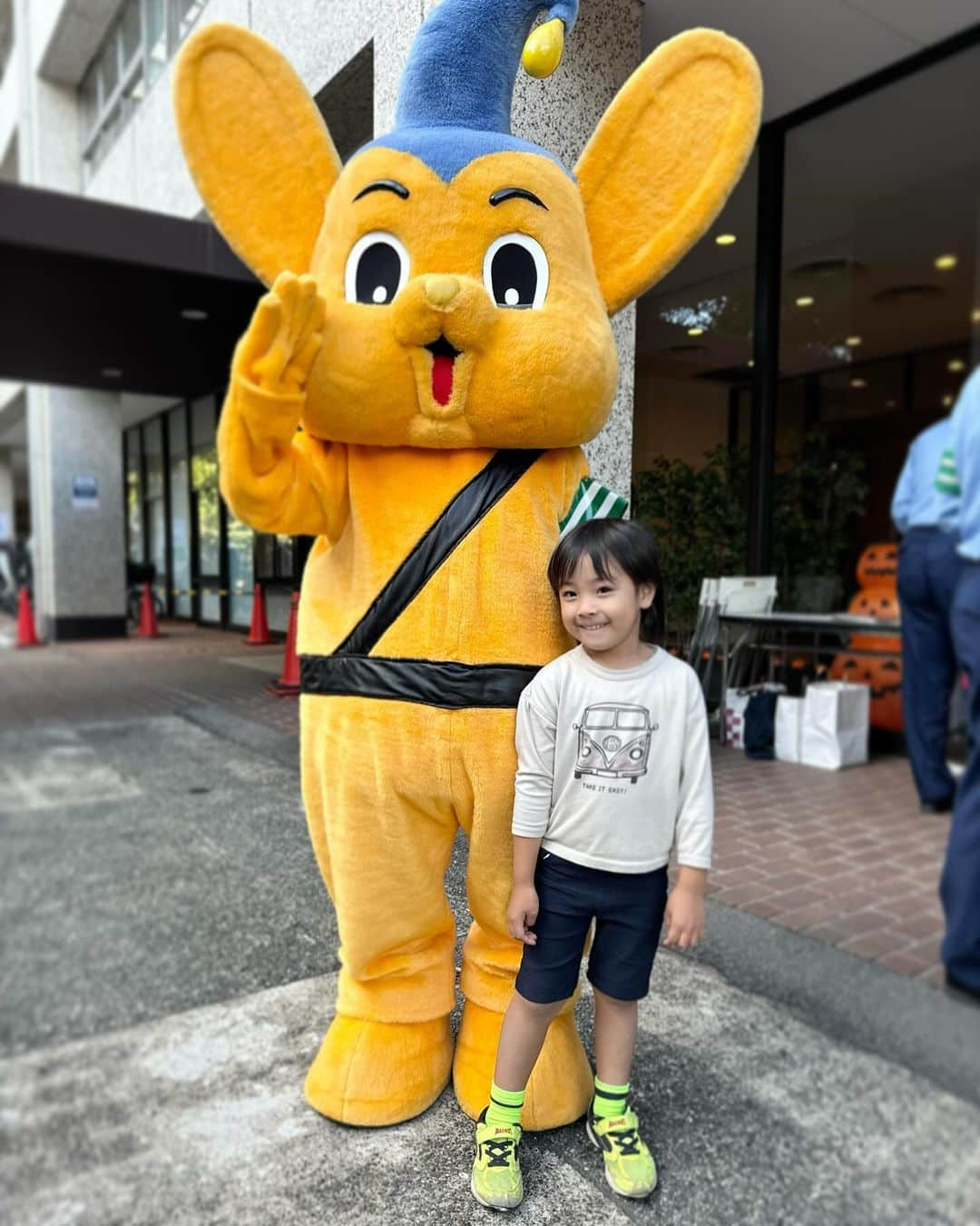 涼紫央のインスタグラム：「お友達とお祭りに。 #4歳」