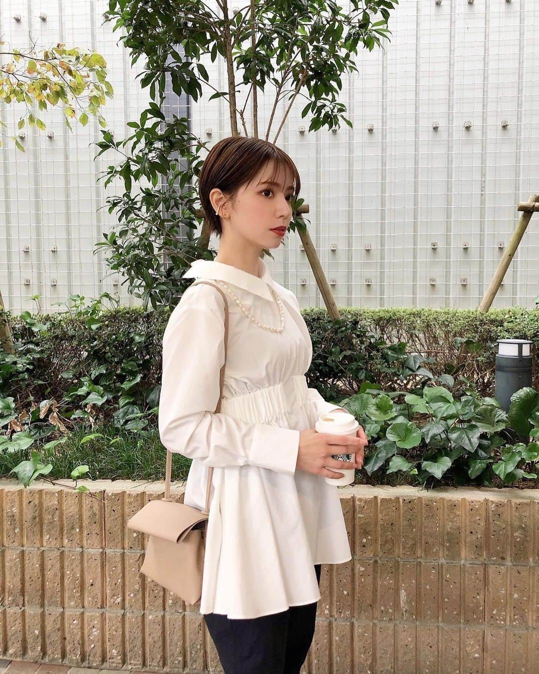 筒井愛実さんのインスタグラム写真 - (筒井愛実Instagram)「． @audire_official のblouse🦢 やっぱ最高に可愛い〜  ペプラムってお腹周りとかの気になるとこ隠れるからご飯食べに行く時いいよね😂🍝🍺 ． #PR #Audire #code #ootd #30代コーデ #30代ファッション  #ママコーデ #ママファッション #大人コーデ #outfit #大阪ママ #関西ママ #男の子ママ #ブラウスコーデ #ブラウス」10月15日 8時12分 - manamin_158cm