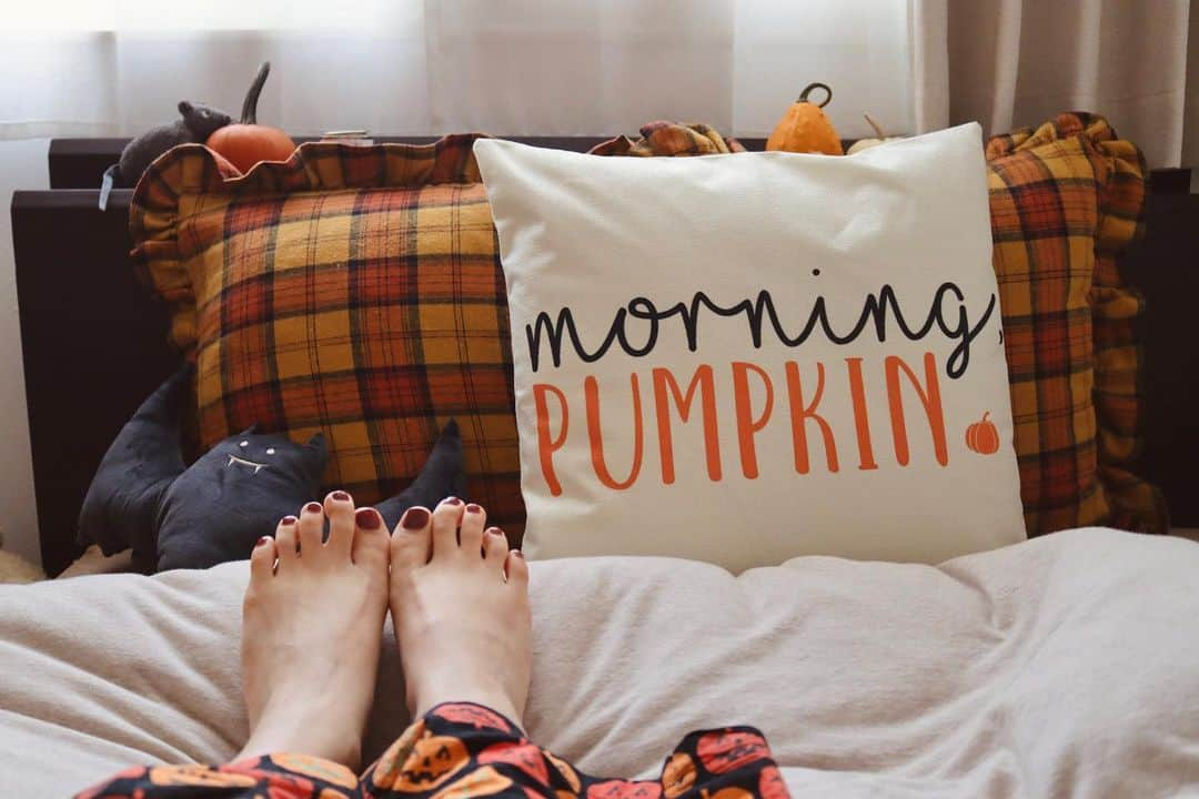 sayoko_betseyのインスタグラム：「Morning Pumpkin🎃 ⁡ 朝ほっこりするクッション なんだけど、ここまでに色々あった子です。。。 ⁡ ⁡ Amazonで好みのクッションカバーを見つけた先月 届いた袋を開けると全然違う柄が入っていてすぐに連絡📲 ⁡ その商品はAmazonの倉庫から出している物じゃなくて中国の業者(Amazonは仲介に入ってるだけ)なので、自分で業者とメッセージのやり取りをしなければならないとの返事 ⁡ 翻訳ツールを使って相手は日本語でメールを送ってくれるから問題ないです！と言われたけど、経験上不安しかない。 ⁡ ⁡ 案の定、メッセージはとんちんかん。全然噛み合わない🤣 交換希望のメールしたら、ただ「交換を希望しますか？」と返事が来たり、、⁉️なかなか進まない。。 その1通が1日〜2日に1回しか返って来ないから時間かかる。 ⁡ 結局やり取りを長々した後、自分で返品の集荷依頼→ 発送したら連絡してって言うから、メールしたら「okay sir」の突然英語で簡単な返事(不安)→ しばらく音沙汰がなかったが、どうやら返品商品が着いてから、向こうも新しい商品を送ってくるつもりらしい(向こうが間違えたのにそれも納得いかない😑) ⁡ その辺から業者が変わったのかメールは全て英語になり、私ももう良いやと思いながらメッセージの確認 ⁡ ⁡ 何週間も経てやっと新しい商品が到着したので、もはや怖いと思いながら中を確認すると、 柄は合ってたけど、今度はサイズ違うのが届いてた😇 ⁡ 「なんでやねん‼️」って言いたくなったけど、標準語でそれにピッタリな言葉がなくて、欲しいなと思う。。。笑 ⁡ ⁡ もう諦めました。もうこのサイズで良いです。 ⁡ とりあえず大きいクッションが３つになりました (柄は好き🎃) ⁡ ⁡ #october #autumn #morningpumpkin #hokkaido #sapporo #halloween #pumpkin #interior #10月 #北海道 #札幌 #ハロウィン #週末野心 #かみしめる時間 #北海道に恋してる #クッション #ベッドルーム #インテリア #1LDK #3coins #日曜日」