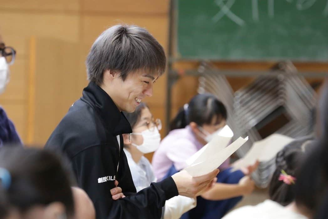 小野塚勇人さんのインスタグラム写真 - (小野塚勇人Instagram)「毎年秋になると埼玉県の取り組みで「リアル体験教室」という小学生に役者という仕事を少しだけ体験してもらう取り組みに出ているのですが、今年もそれに行ってきました！！  毎年やってて小学生達が楽しかった言ってもらえるとホッとします。笑  あとは教える事が本当に難しい。 感覚みたいなところを言語化してわかりやすく伝えないといけないので、自分も考えるし気付けるいい機会だなと思いました☺️  少しでも役者に興味持ってもらえたらいいな😆  #役者 #リアル体験 #小野塚勇人 #小澤雄太 #先生」10月15日 8時14分 - hayato_onozuka_official