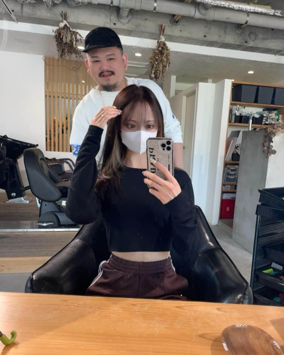 とものインスタグラム：「hair color change✂️  いつもお世話になってる @sleek_hair_noumi317   今回もインナー入れてもらった✨前回より暗めにしてもらったから、インナーがはっきりわかる感じで可愛い♡  sleekオリジナルトリートメントもしてもらって 髪もサラサラ🤤♡  髪も伸びてきて 最近超いい感じなんよ♡♡♡  いつもありがとうございます❤️ @sleek_hair_noumi317   #広島美容院#美容院#hairstyle #インナーカラー#ヘアカラー #オリジナルトリートメント#デザインカラー」