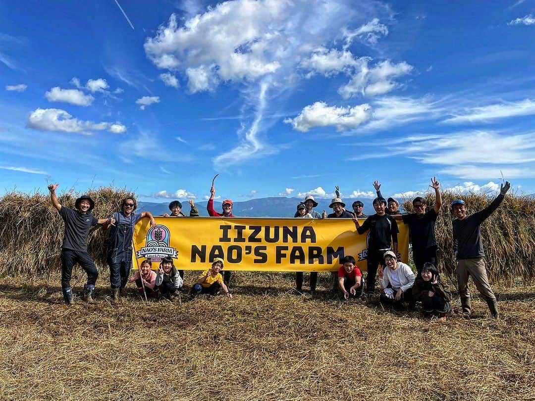 石川直宏さんのインスタグラム写真 - (石川直宏Instagram)「『NAO's FARM CUP 2023 Day 1』  2日間で行った【第1回NAO's FARM CUP 2023】  初日は午前中に稲刈り🌾 最高の気候の中行えました🤝  選手メンバーは 隼磨 #田中隼磨 泰成 #藤田泰成 家木 #家木大輔  田植えの際も一緒に行った #寺子屋TANQ の子どもたち、東京・埼玉・地元長野からも体験にお越しいただきました👏  有機農法なので雑草たちもいっぱいですが、見分けながら稲刈り。まとめてはぜ掛けをして天日で乾燥。  隼磨はサッカー同様、縦横無尽に躍動していました 笑  サポーターの方にお借りしたユニフォームを着て田んぼで写真撮影📸  午後は長野国際カントリークラブに移動し、隼磨・スタッフ・スポンサーの皆さんとゴルフコンペをハーフで⛳️🏌️‍♂️  飯縄山を正面にした打ち下ろしのコースは特に気持ち良かったな〜✨ 真っ直ぐ飛ばなかったけど 笑  夜は博之 #谷口博之 も合流して、いつもお世話になっている　　　ふじよし @ajidokoro.fujiyoshi  で懇親会🍻 ホテルに帰って2次会🥃 笑  初日から充実☺️  #NAOsFARM #NAOsFARM2023 #NAOsFARMCUP #NAOsFARMCUP2023 @mimizuya.nagano  #Iizuna #飯綱 #Nagano #長野 #稲刈り #はぜ掛け #天日干し #ゴルフコンペ #長野国際カントリークラブ  #NAOsFARM農場長 #NaohiroIshikawa #石川直宏」10月15日 8時37分 - sgss.18