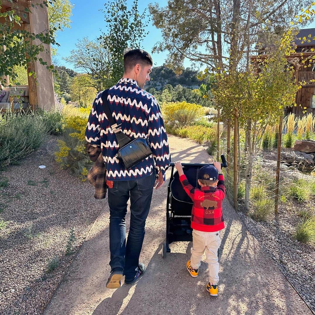 ジェシー・タイラー・ファーガソンのインスタグラム：「returned back home to the 505 to show the kiddos Beckett and Sullivan the magic of balloon fiesta & where their papa grew up 🎈🌶️   thanks for the magic @bishopslodgeauberge, @balloonfiesta & @m_marketingguru」
