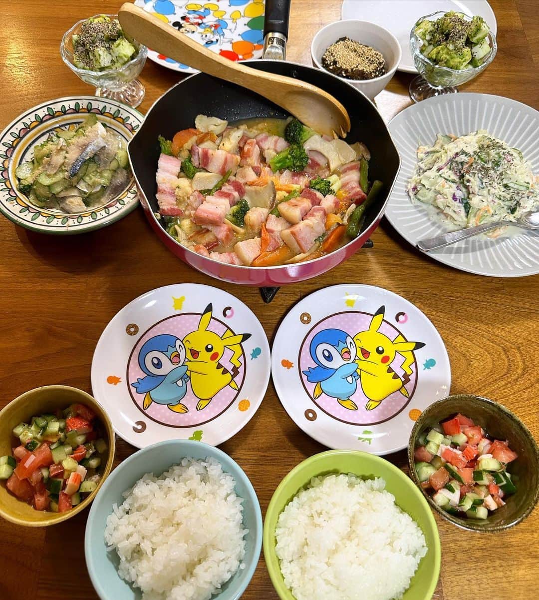 のインスタグラム：「何歳になっても結婚しても父ちゃんになっても、弟はずっと弟👫  チビーズとはお友達同士みたいだから、長男みたいに我が家にお泊まりな土曜日。 翌朝持たせるお弁当つくったら、ようやく姉心がひと段落。  UNOからの爆笑カードゲームではしゃいで、いつもよりにぎやかなリビングを消灯🥱  #西山食堂 #弟が来ると姉になる母 #同じ釜の飯を食い隊  《10月15日》 〜本日13:00から @noisemaker_jpn とのインスタライブがあります。ノイズの秋冬アイテム、是非チェックしに遊びにきてください🍁〜」