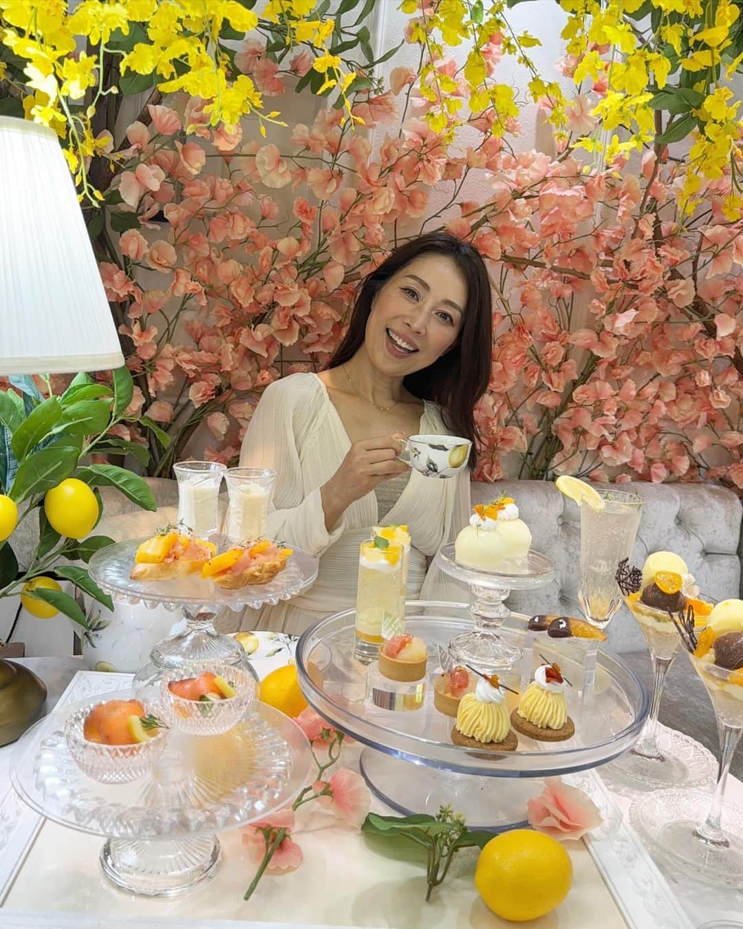 宮田綾子さんのインスタグラム写真 - (宮田綾子Instagram)「オートクチュールカフェのレモンアフタヌーンティー🍋可愛さ満載🫖 りえたんの可愛さも満載🤍 レモンを持ったポーズはザ・テレビジョン意識←時代 気持ちが前向きな人と一緒にいると明るいパワーをたくさんもらえます、1枚目の動画好き♩  投稿のんびりですが、たくさんのフォローありがとうございます🥰 ストーリーズの感想をたDMいっぱい頂いていて励みになります💌💕 ストーリーズの数増えてくるとたまに24時間経たないうちに消す時あるので早めに見てください、笑 私のプロフィール写真が赤い丸になっている時は新着があります⭕️ ❤️ @ayako__miyata ←23万フォロワーありがとう❤️  🎤 名古屋開催が近づいてきました！ 「宮田綾子の結果にこだわるインスタセミナー」 地元名古屋でお会いできる方、楽しみにしています♩お気軽にご参加ください💓 10/21(土)10:00〜名古屋 11/18(土)10:00〜博多 詳細は私のプロフィールリンクから🔗 お申し込み直後にメールが届きますのでご確認ください、届いていない場合はメールアドレスの入力ミスか迷惑メールホルダーもご確認ください💌 ❤️ @ayako__miyata ←👈    #オートクチュールカフェ #表参道カフェ #アフタヌーンティー #ヌン活 #アフタヌーンティー巡り #おしゃれカフェ #カフェ巡り」10月15日 8時43分 - ayako__miyata