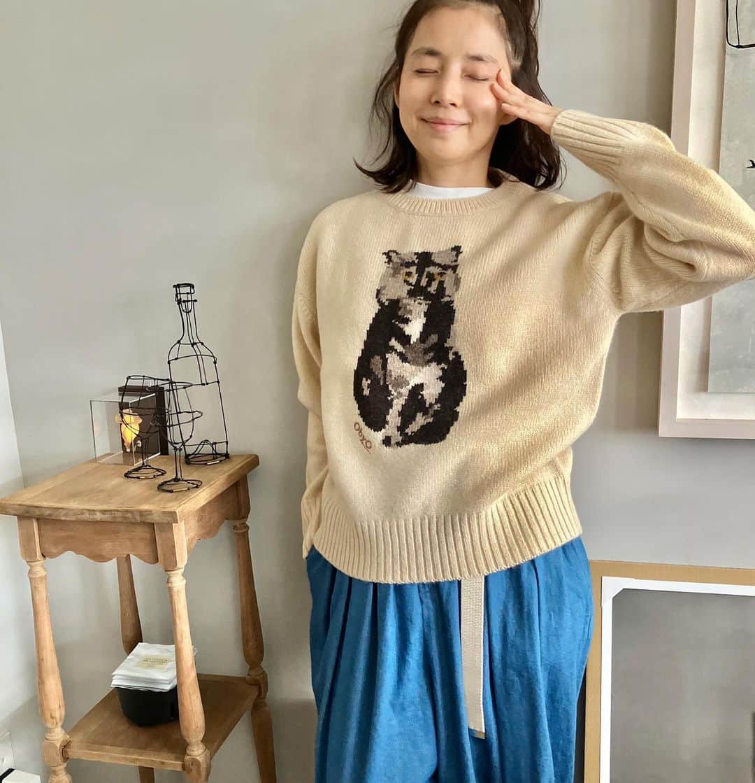 石田ゆり子のインスタグラム：「ブチコがセーターになった。 ブチコは私のことが嫌いらしい 理由はたぶん、すぐ抱っこしたり、触ったりするからだとおもう(自覚あり) 遊びに行っても、私の顔を見て逃げてゆく。 でもセーターになったら、逃げられない。 ふふふのふ」
