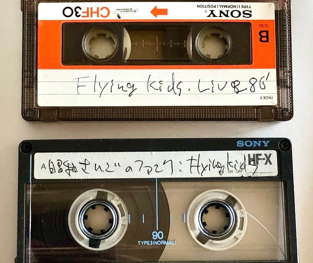 浜崎貴司さんのインスタグラム写真 - (浜崎貴司Instagram)「今週もハマミチの最新話が公開になりました。  写真は1986年と、1989年のFLYING KIDSのライブテープ。  1986年の方は7/15に東京造形大の音楽サークル「重音」主催のライブです。  会場は造形大内の学生ホール。  メンバーは加藤英彦(G)、中園浩之(Ds)、飯野竜彦(Key)、服部壮雄(B)。  ちなみにFLYING KIDS名義の最初のライブは1985年12月です。  1989年の方は1/7、新宿のサウンドハウスでのライブ。  昭和64年1月7日は昭和最後の日でした。  この日に「幸せであるように」が誕生したのです。  写真の2枚目はインデックスカード。  「I'm Real」はJames Brown、「傘がない」は井上陽水、「ファイヤー」はOhaio Players、  「ルーモアズ」はTimex Social Club、「時よ」は吉田美奈子・山下達郎のカバーです。  それ以外はオリジナル曲でした。  「ワイルド・フラワー」「ジャングル・タイガー・レイディー」  「ラブ・タクシー」「夏の恋」は現在も未発表曲。  @flyingkids.official  #flyingkids  #ハマミチ」10月15日 8時47分 - hamazakitakashi_official