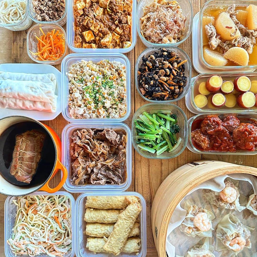Atsukoのインスタグラム：「今週の #作り置き と #ご飯便  ビビンバセット 麻婆豆腐 牛丼 炒り豆腐 新田巻き 春巻き チャーシュー サラスパ 蓮根金平 ひじきの煮物 大根と豚バラ煮 さつまいも煮 ミートボールトマト煮 海老焼売  でした  昨日も一昨日も飲んでましてw楽しかったー  来週からまたお仕事頑張ります😋」