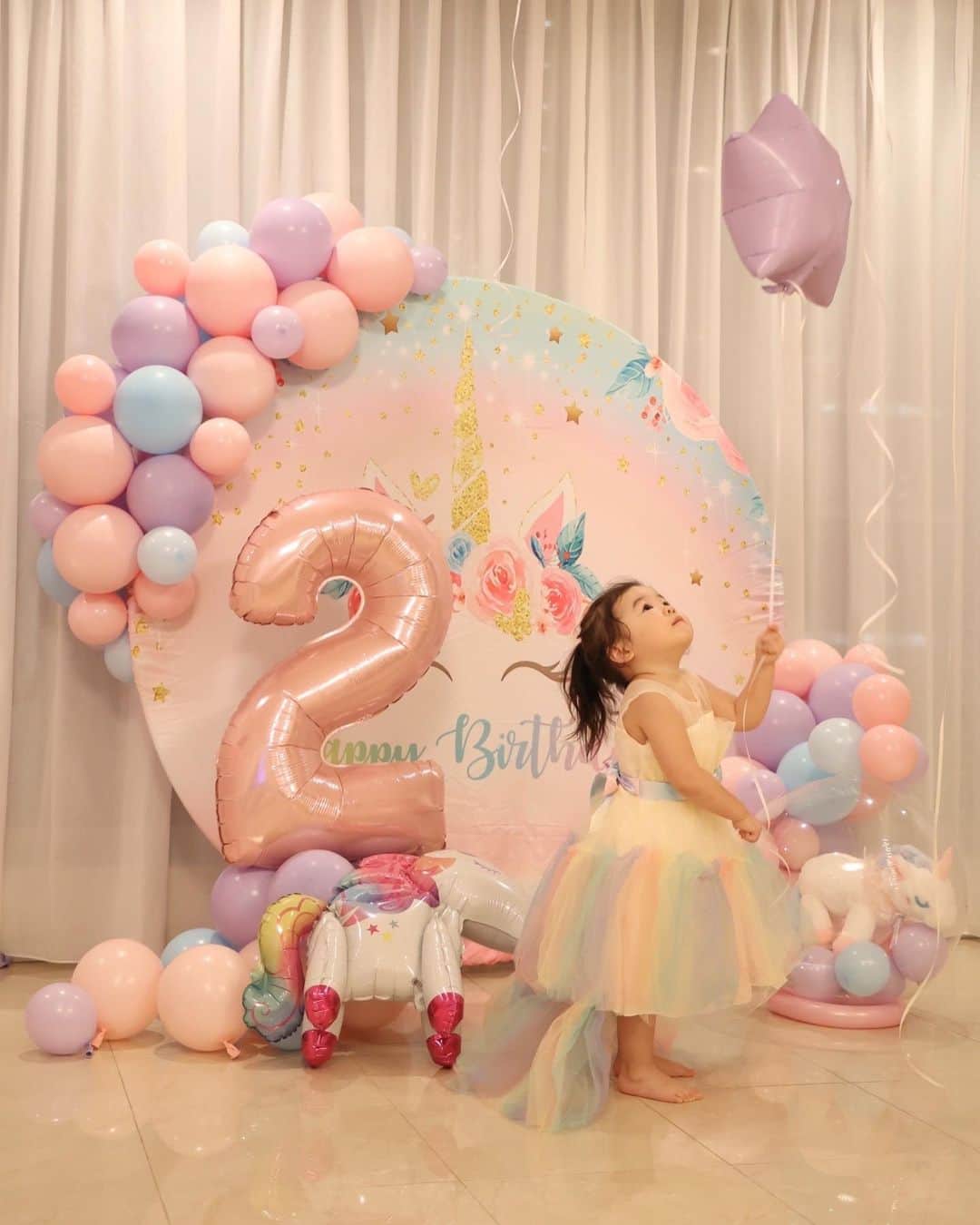 石田安奈のインスタグラム：「2歳の誕生日記録💕💕💕  #誕生日#2歳#女の子ママ #育児#ママファッション #撮影#子育て」