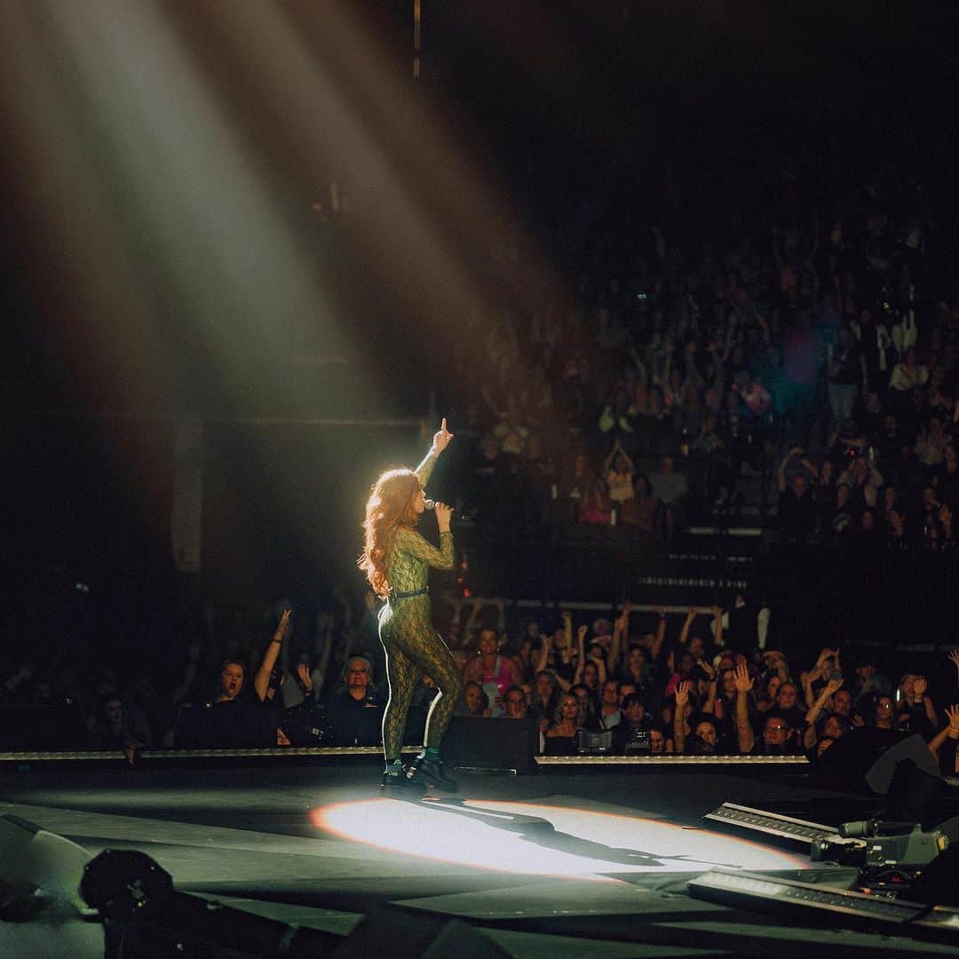 グループラブさんのインスタグラム写真 - (グループラブInstagram)「San Francisco night one of two nights @chasecenter with @pink starts tonight‼️ It’s an incredible honor to play this beautiful city that I grew up in- I got a lot of family coming in so it’s gonna be extra special. Come early and stay late 🙌 xoxo Hannah   #pink #trustfalltour #cheese #livemusic #grouplove #hoopercountry」10月15日 9時12分 - grouplove