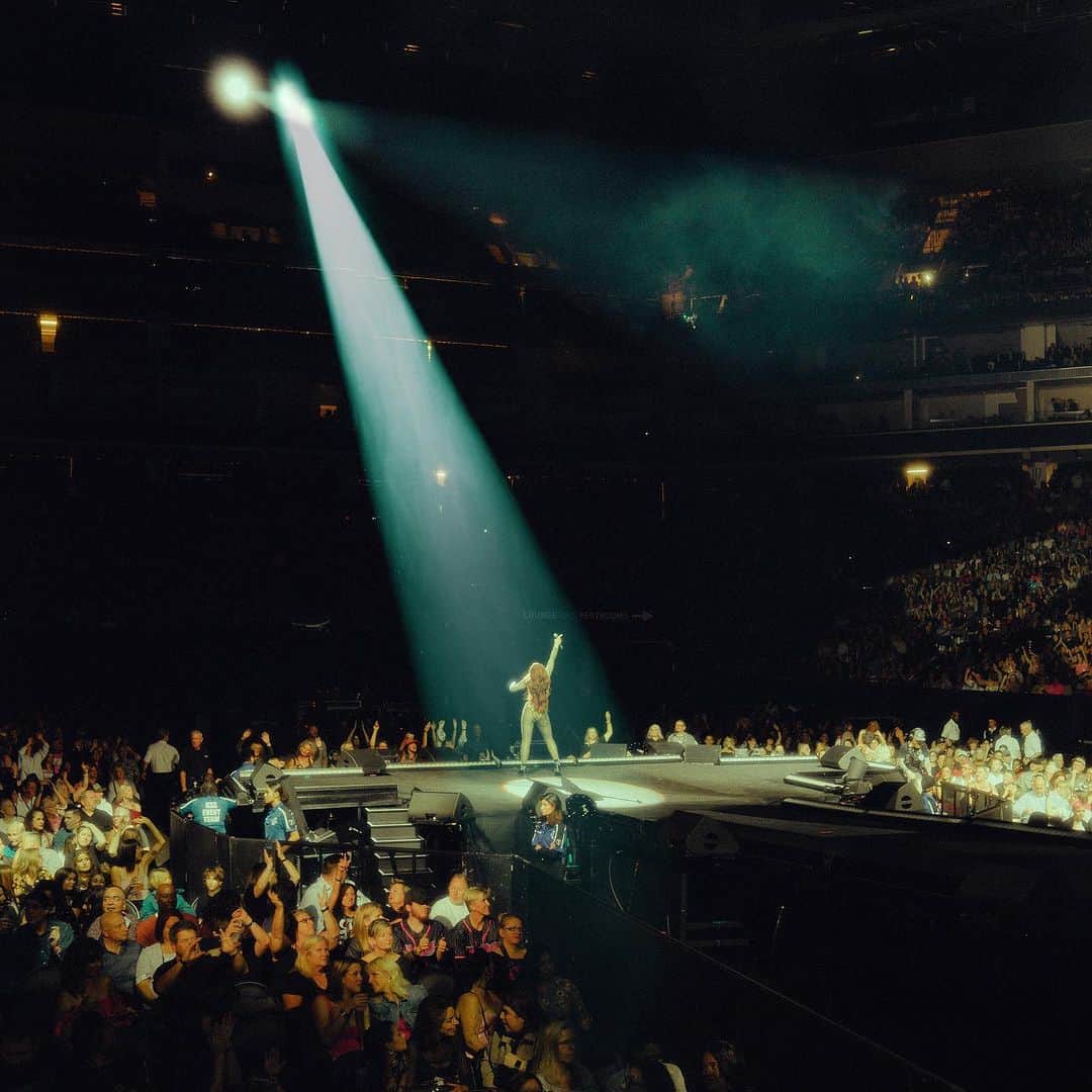 グループラブさんのインスタグラム写真 - (グループラブInstagram)「San Francisco night one of two nights @chasecenter with @pink starts tonight‼️ It’s an incredible honor to play this beautiful city that I grew up in- I got a lot of family coming in so it’s gonna be extra special. Come early and stay late 🙌 xoxo Hannah   #pink #trustfalltour #cheese #livemusic #grouplove #hoopercountry」10月15日 9時12分 - grouplove