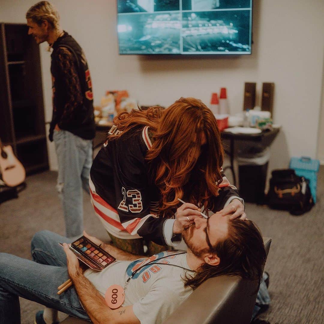グループラブさんのインスタグラム写真 - (グループラブInstagram)「San Francisco night one of two nights @chasecenter with @pink starts tonight‼️ It’s an incredible honor to play this beautiful city that I grew up in- I got a lot of family coming in so it’s gonna be extra special. Come early and stay late 🙌 xoxo Hannah   #pink #trustfalltour #cheese #livemusic #grouplove #hoopercountry」10月15日 9時12分 - grouplove